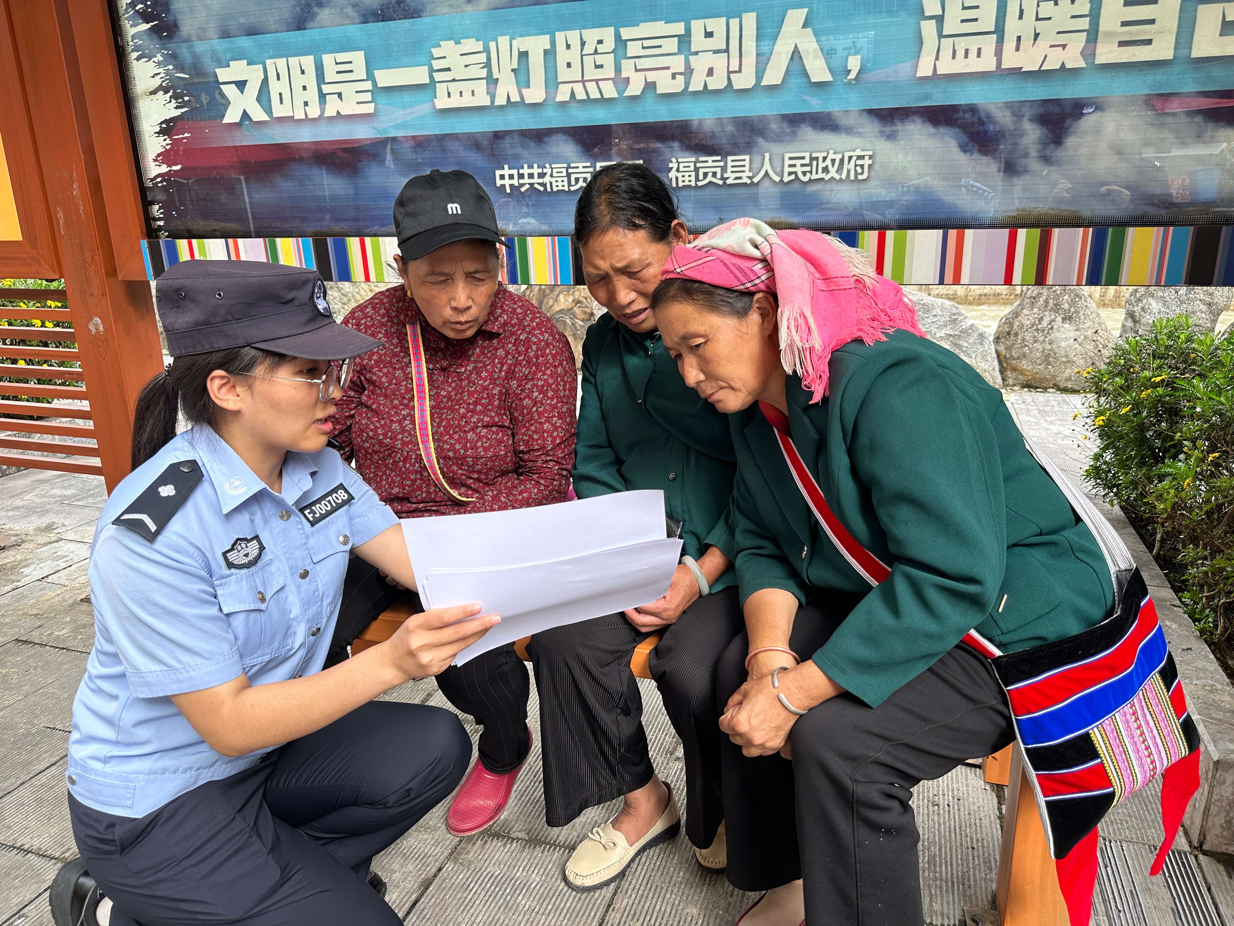 网格治疆看怒江｜女警巡控组守护群众安全，让社区生活“警警”有条