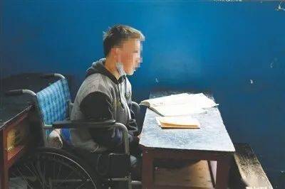 认真上课的 李荣芬儿子杨鑫盛.jpeg