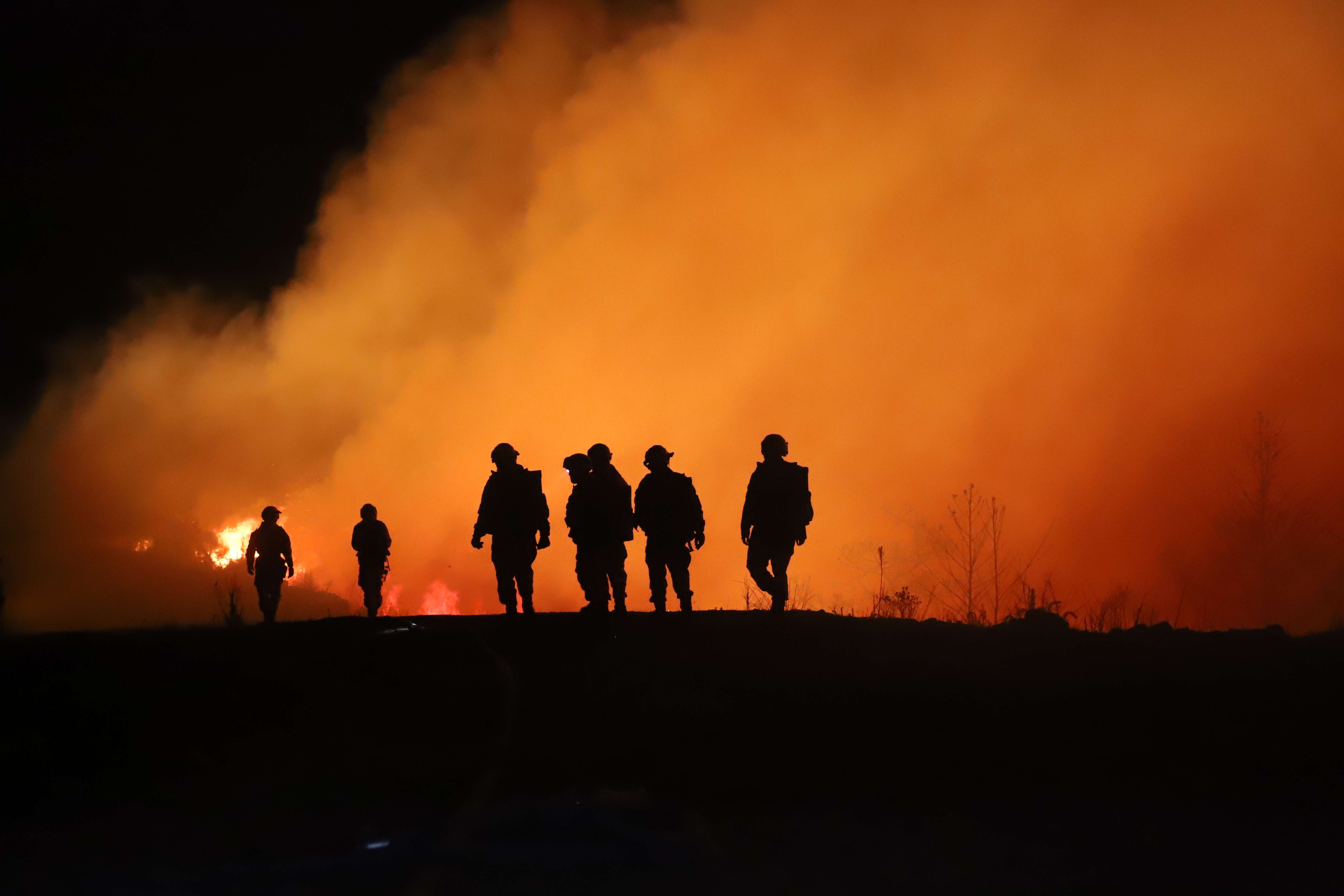 鏖战火魔的逆行背影 张恒瑞.jpg