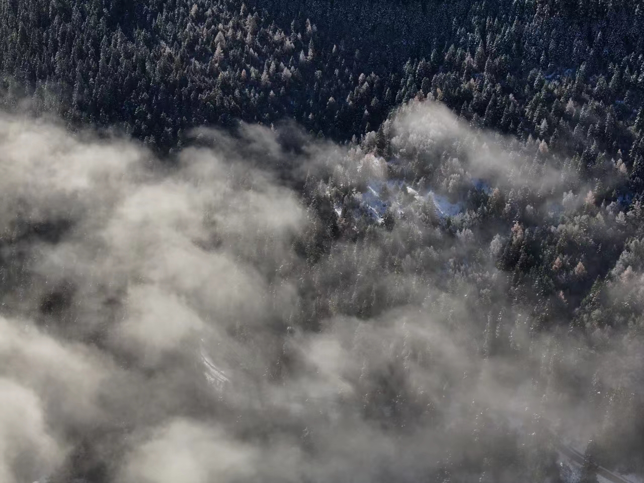 丽香铁路资料图（风景：杜帆；现场：翟剑）