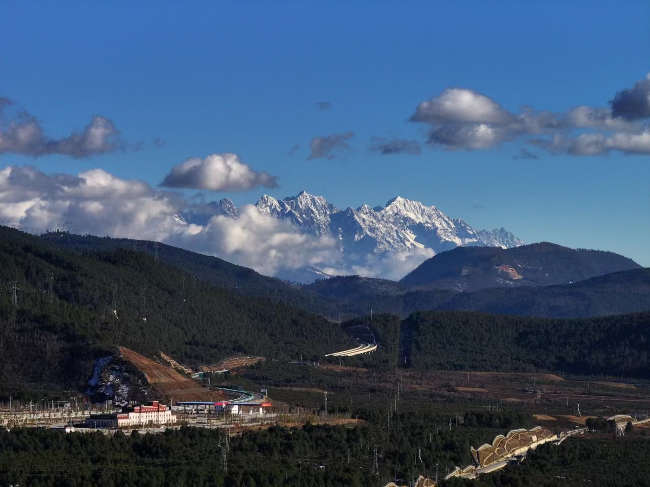 丽香铁路资料图（风景：杜帆；现场：翟剑）