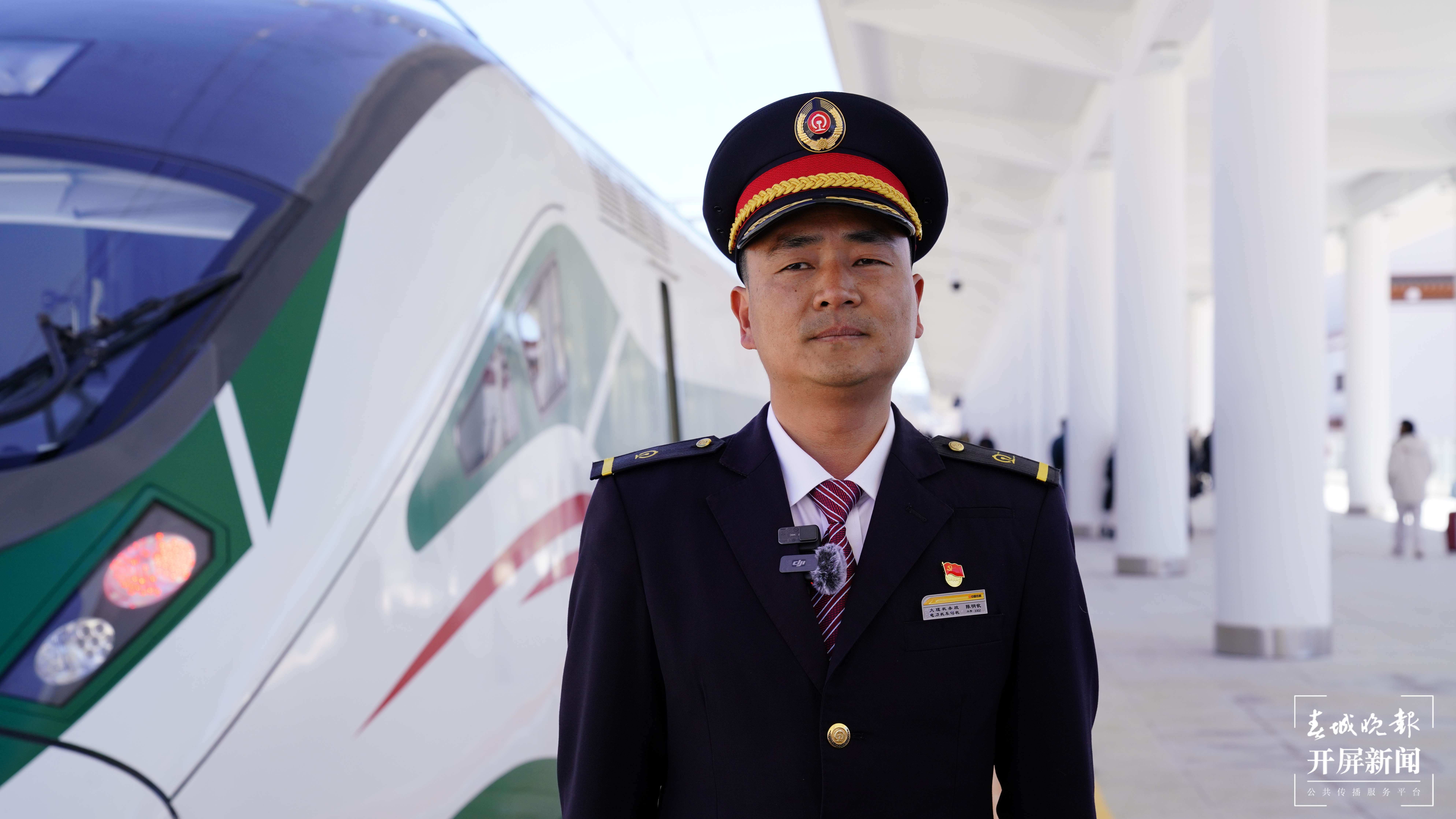 丽香铁路资料图（风景：杜帆；现场：翟剑）