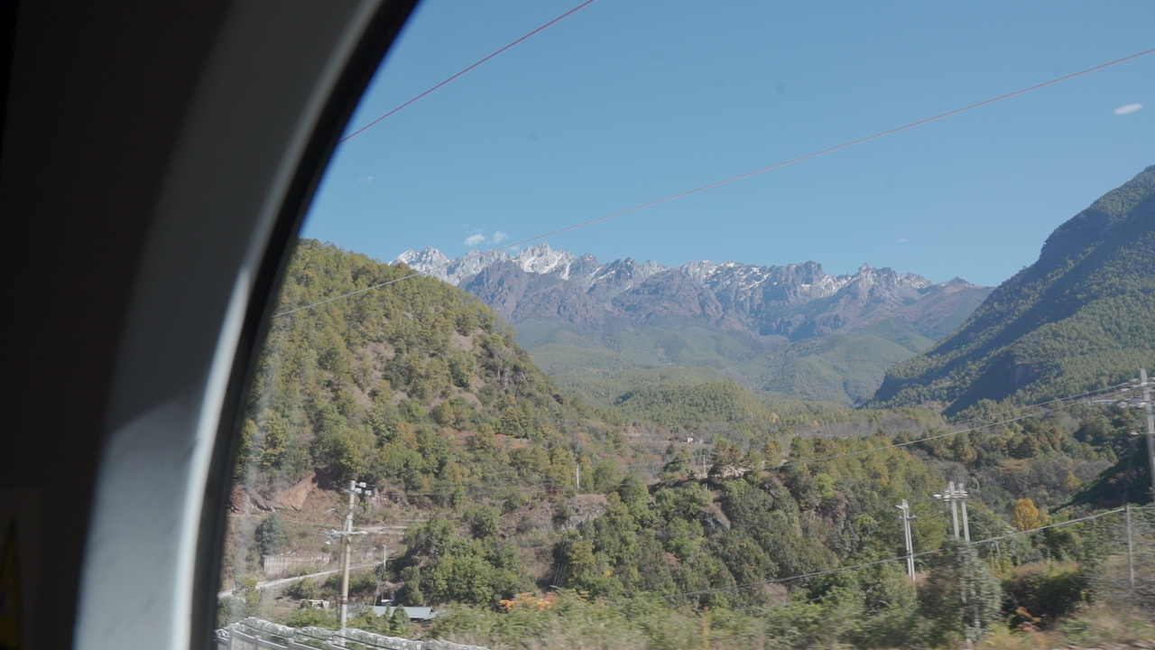 丽香铁路资料图（风景：杜帆；现场：翟剑）