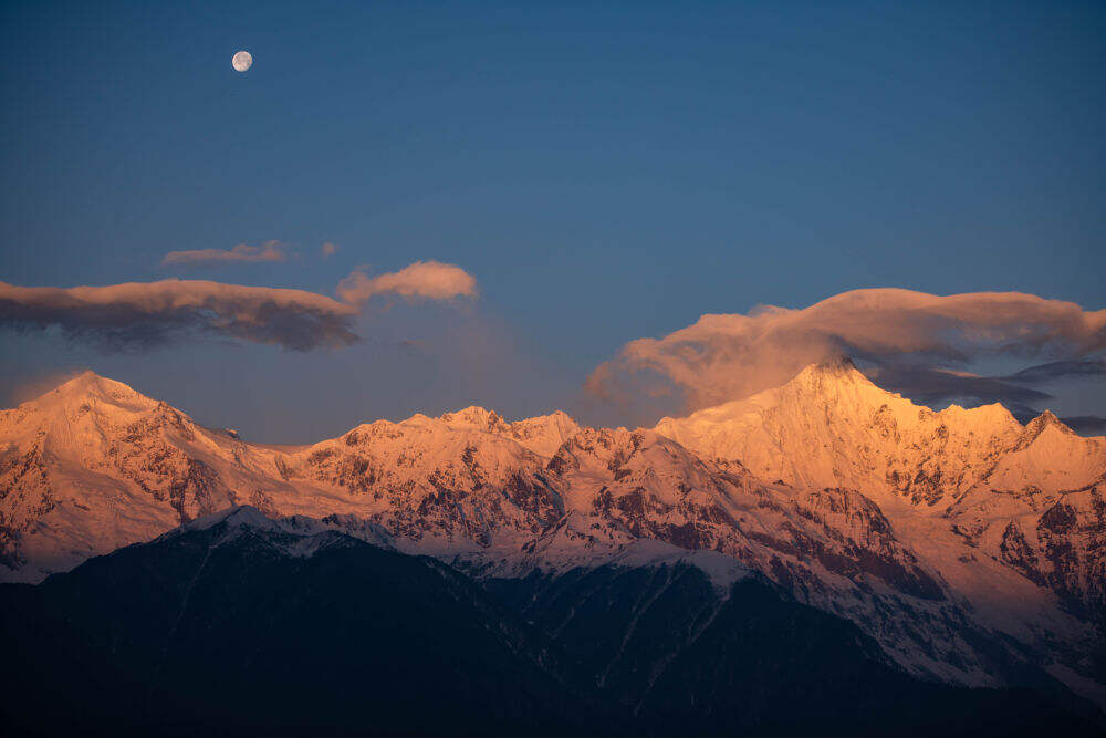 日照梅里雪山。新华社记者 胡超 摄.jpg