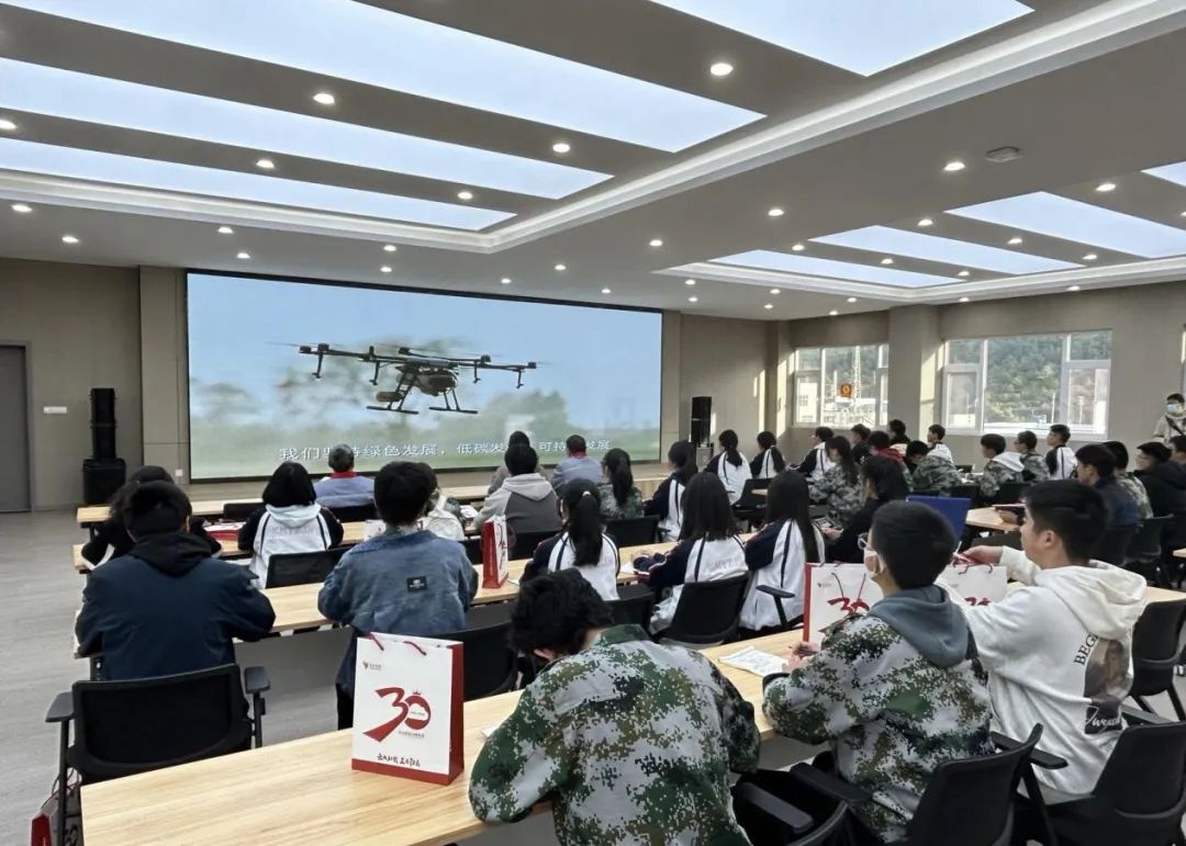 昆一中晋宁学校开展“走进企业”访学活动