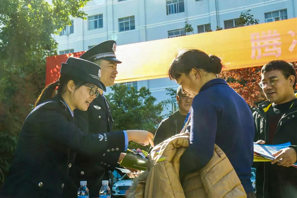 警察故事2024｜接警员李雪华：在电话这头拉回欲轻生的小伙