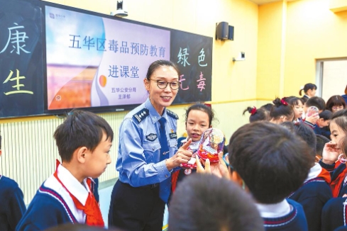 王泽郁 禁毒战线上的“拼命三娘”1.png