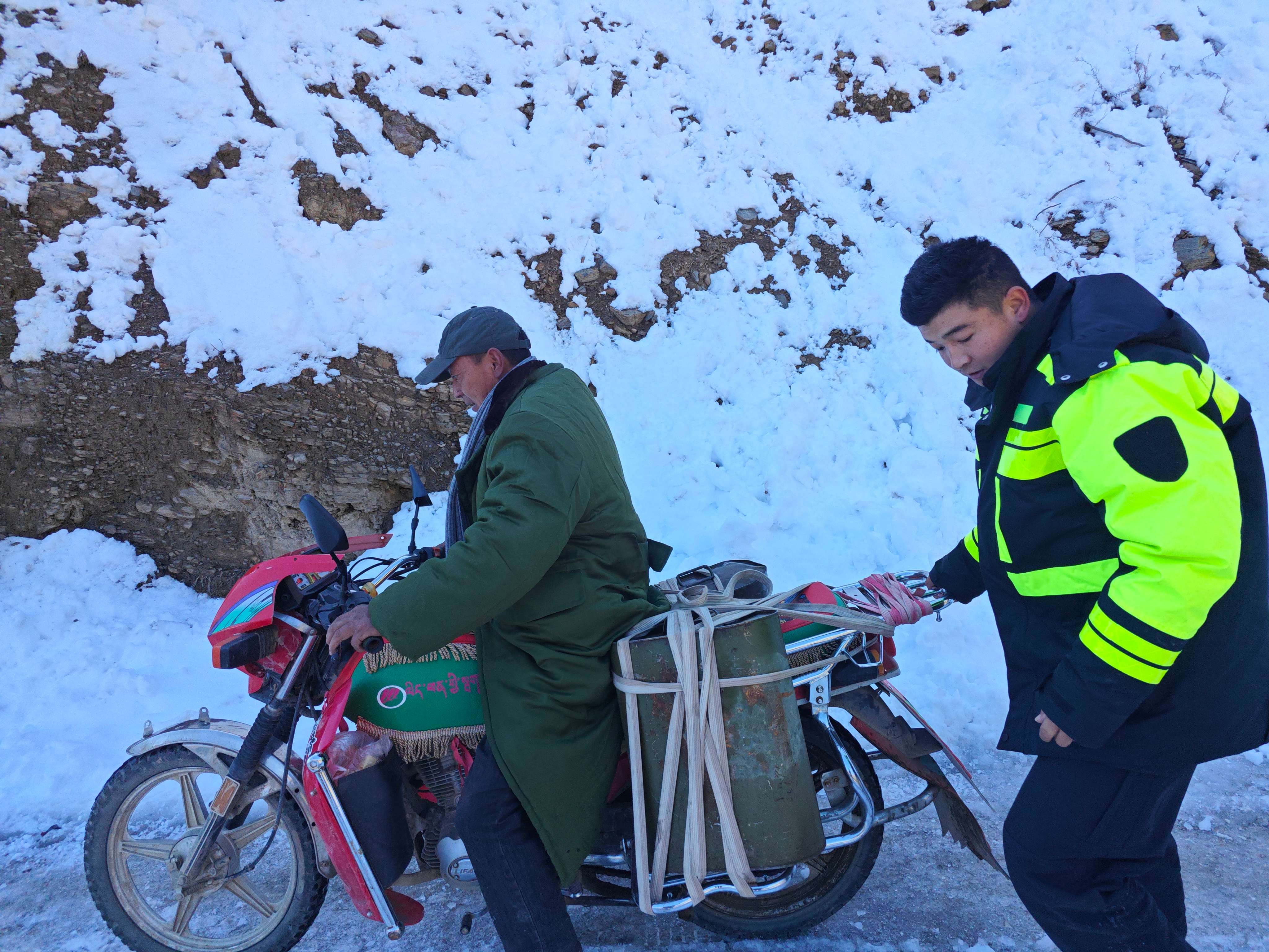 富裕美丽之城 和谐香格里拉 | 海拔4500余米——把警务室带到云端