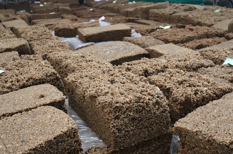 图说：加工出来的橡胶 李丽 摄.png