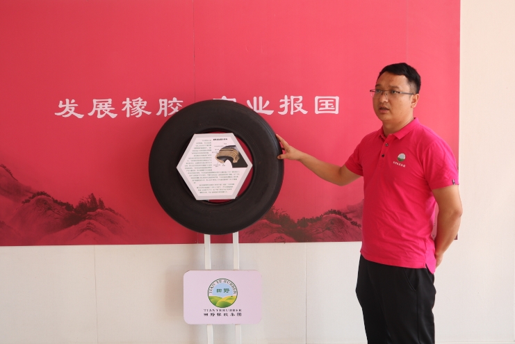 说：崔大勇介绍公司生产的橡胶 李丽 摄.png