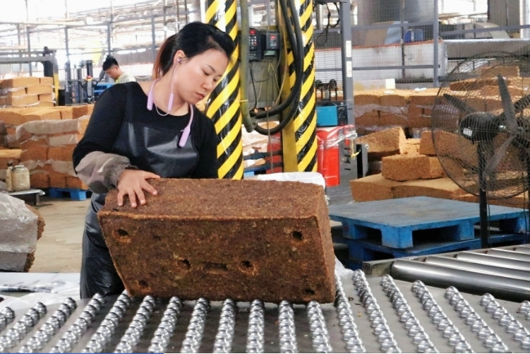 图说：工人正在包装橡胶 李丽 摄.png