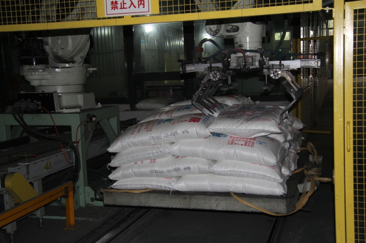 图说：成袋的白糖 王琳 摄.png