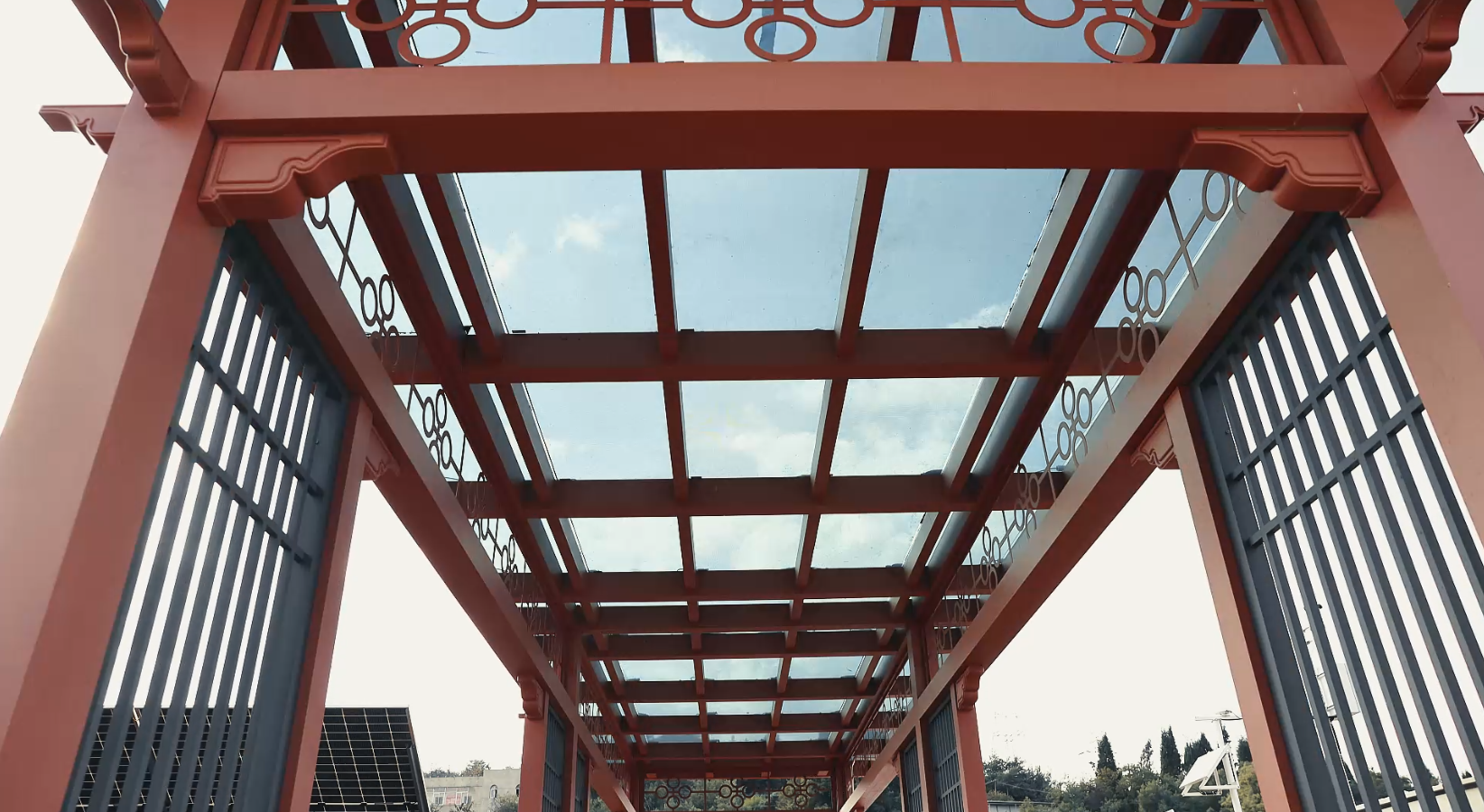 图3 光伏玻璃发电长廊.png