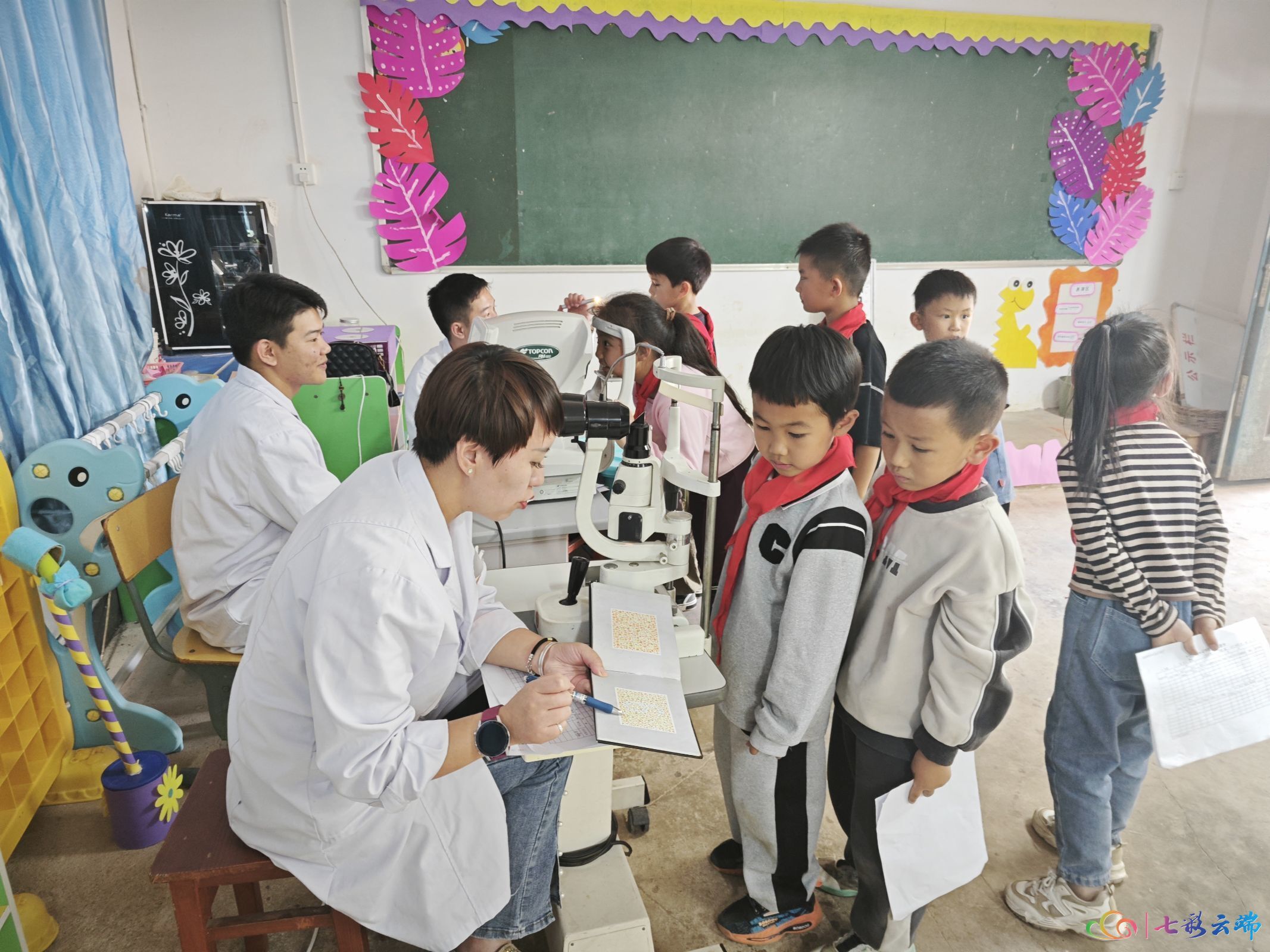 “一双小眼睛，抓出大成效”——省委书记对话小学校长