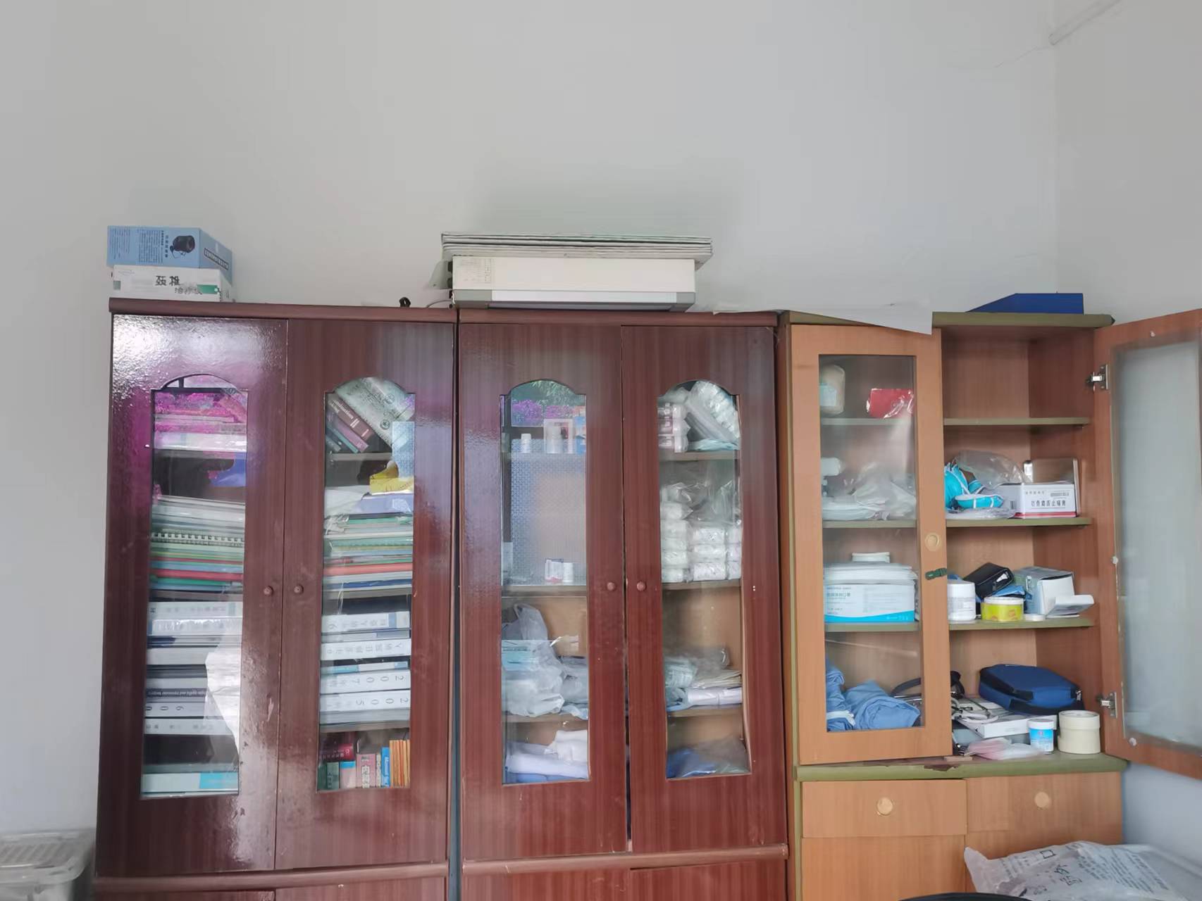 富民麻风村敬老院摆放药品的柜子,由李永胜负责看管.jpg