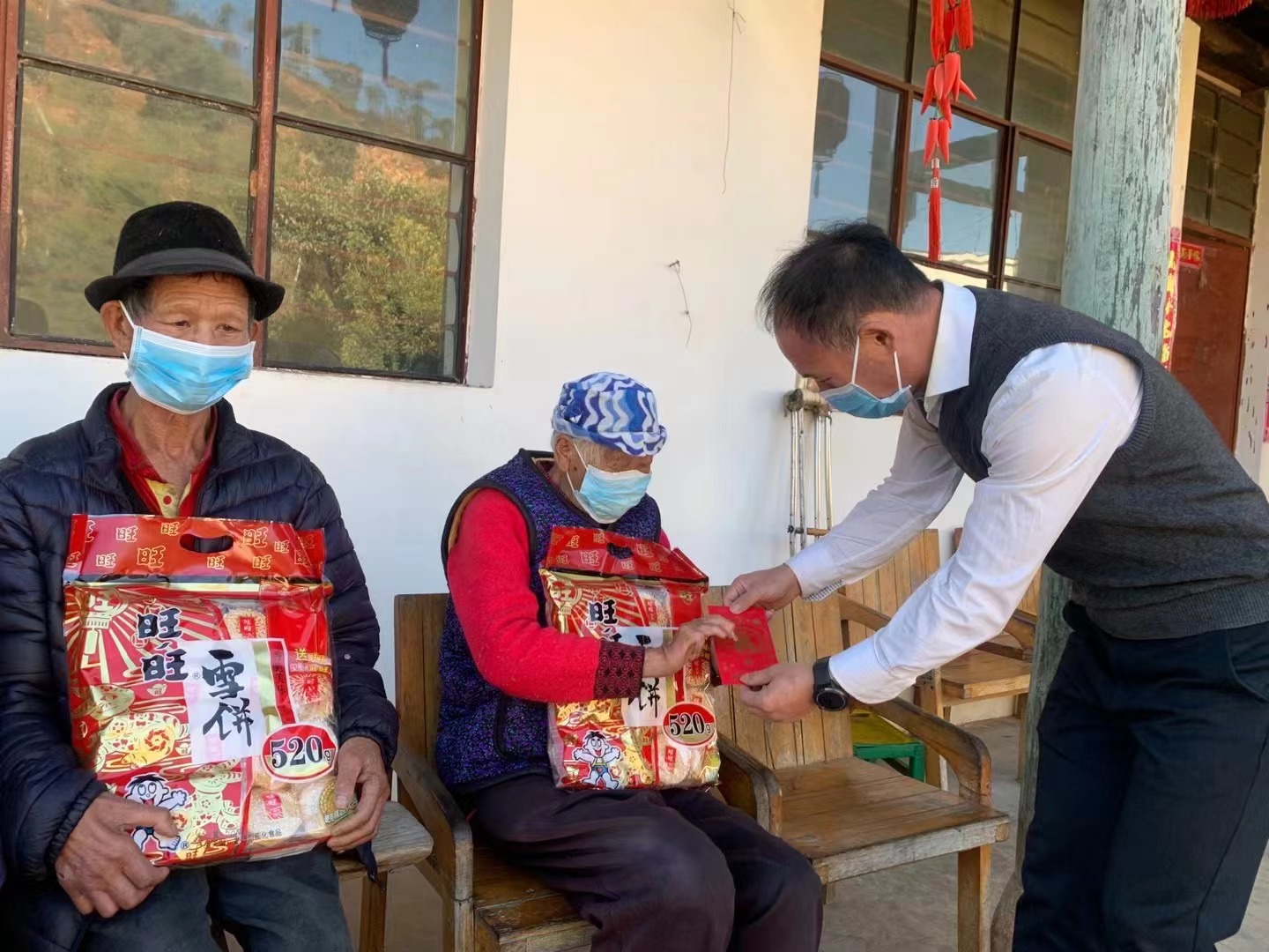 爱心人士照护麻风老人4 (2).jpg