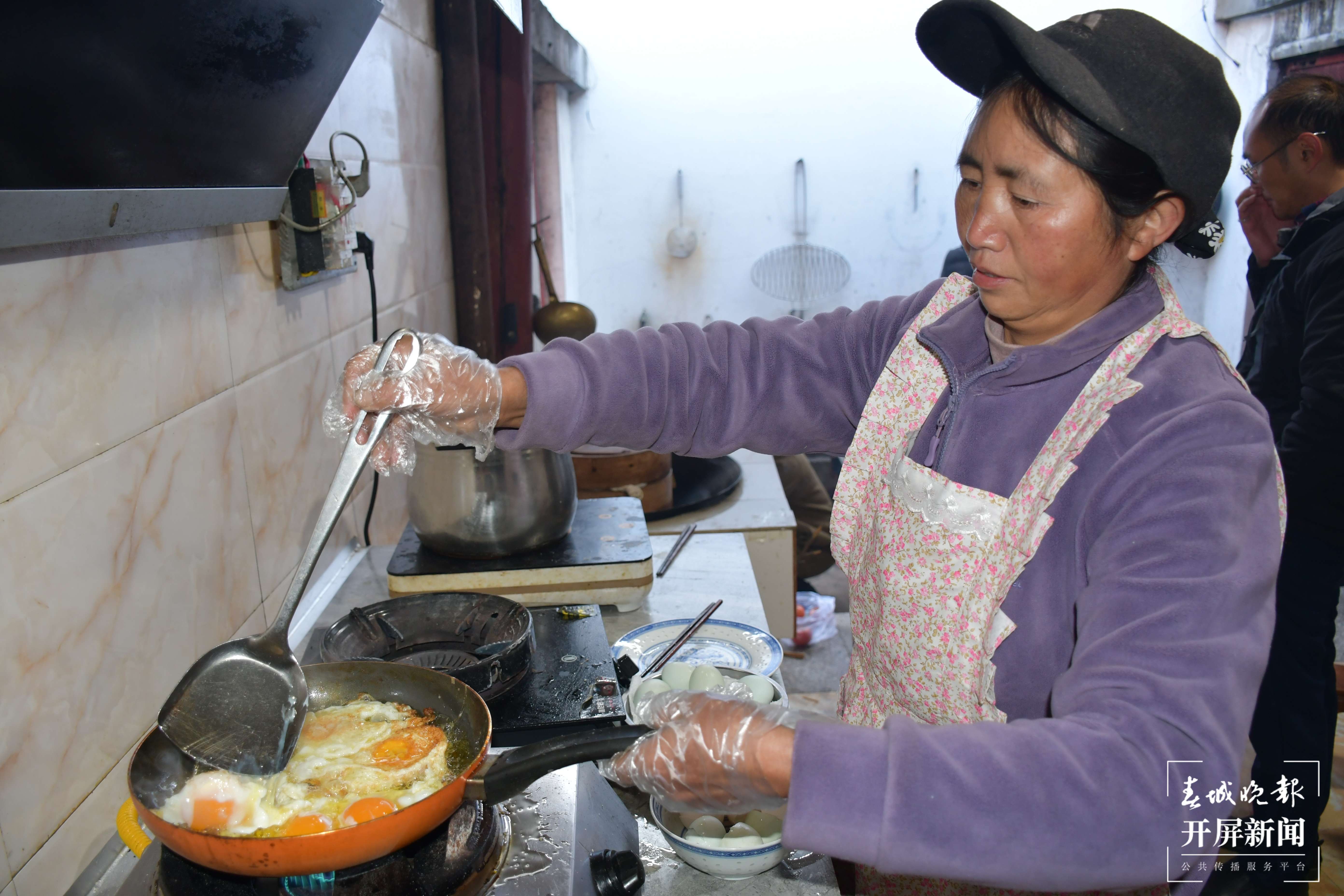 （采访传编辑）新春走基层  大年初一，把“年味”装进这碗饵块里（有视频） (3).jpg