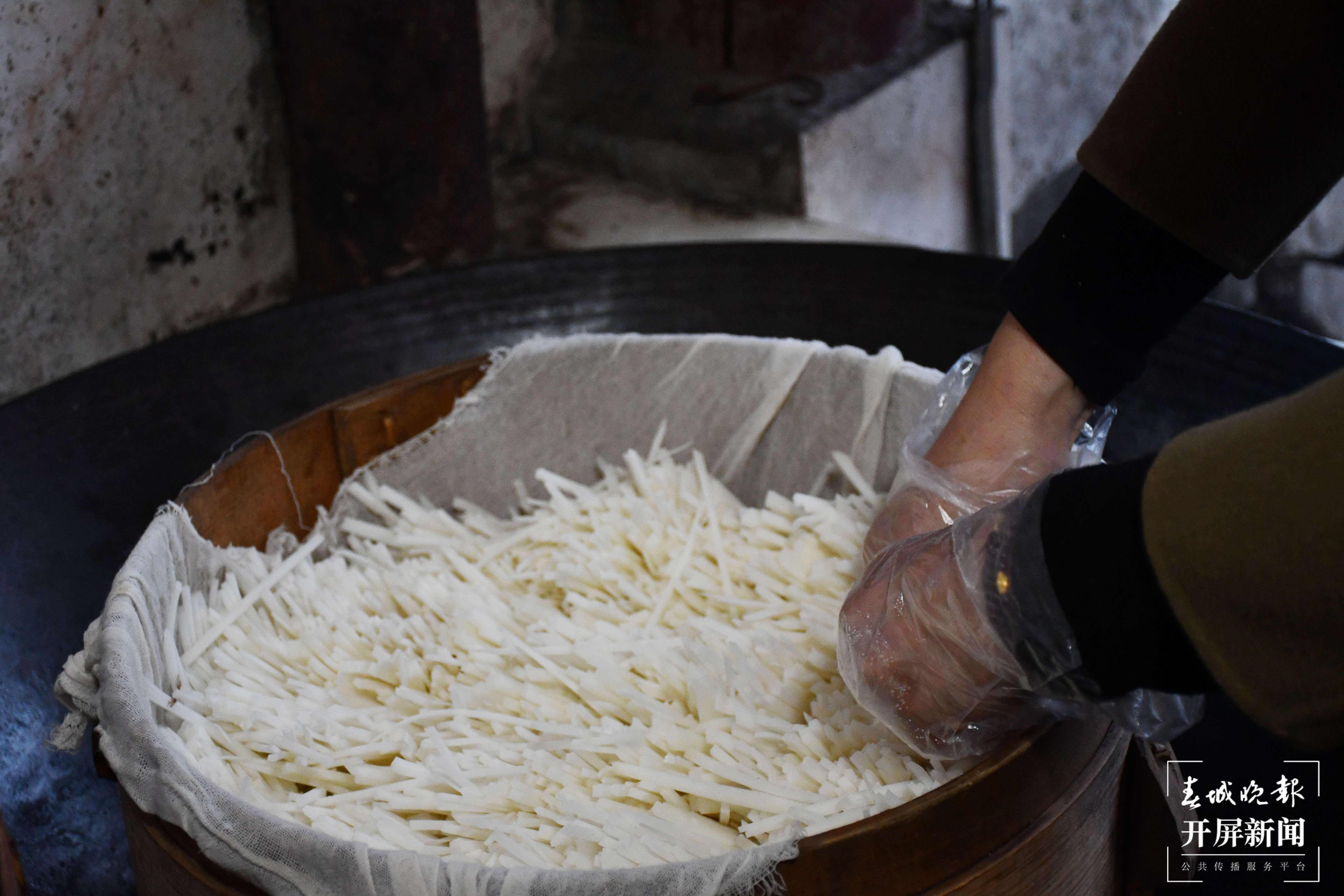 （采访传编辑）新春走基层  大年初一，把“年味”装进这碗饵块里（有视频） (2).jpg