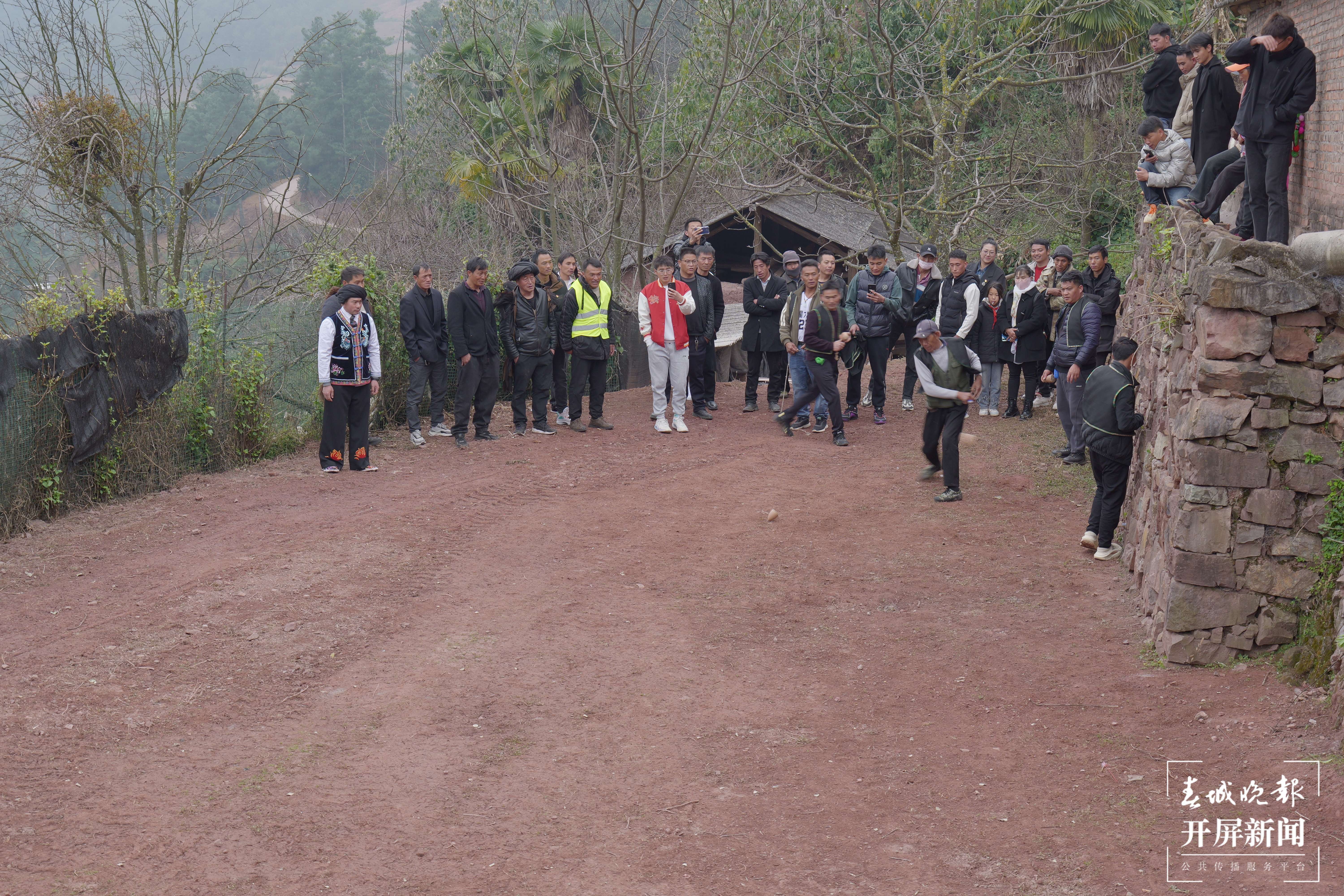 打陀螺 (1)（采访传编辑）和开屏一起过大年  云南南涧独家村春节年味浓活动多！（有视频）.jpg