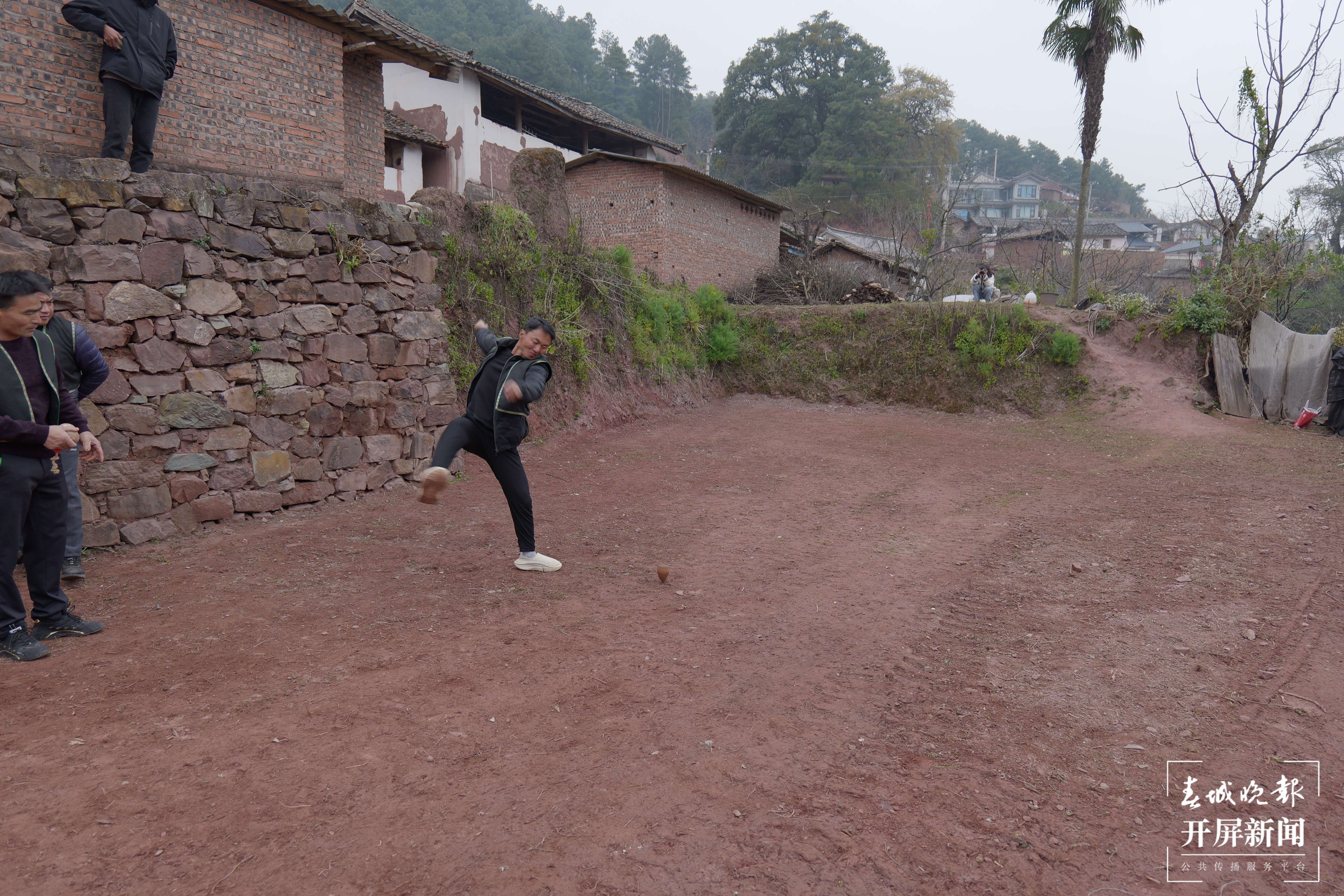 打陀螺 (3)（采访传编辑）和开屏一起过大年  云南南涧独家村春节年味浓活动多！（有视频）.jpg