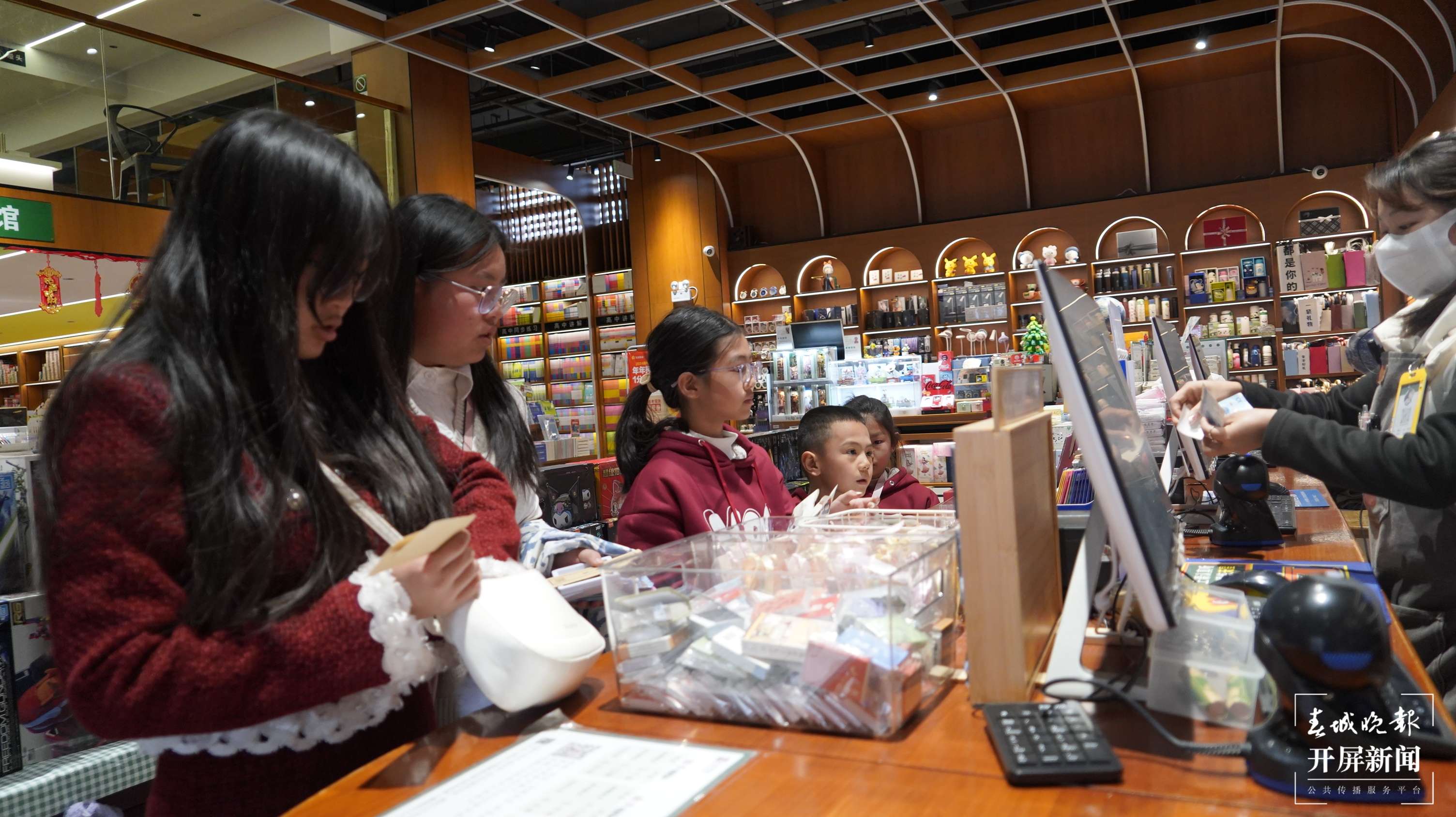 （采访传编辑）和开屏一起过大年  大理宾川：“悦读”新春，书香也是年味（有视频） (11).JPG