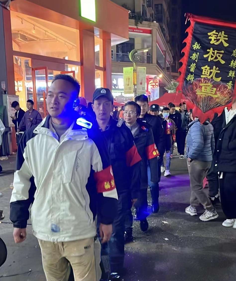 新春走基层丨曲靖陆良“爨乡义警”安全守护，共筑春节安宁防线，义警巡逻工作照3.jpg