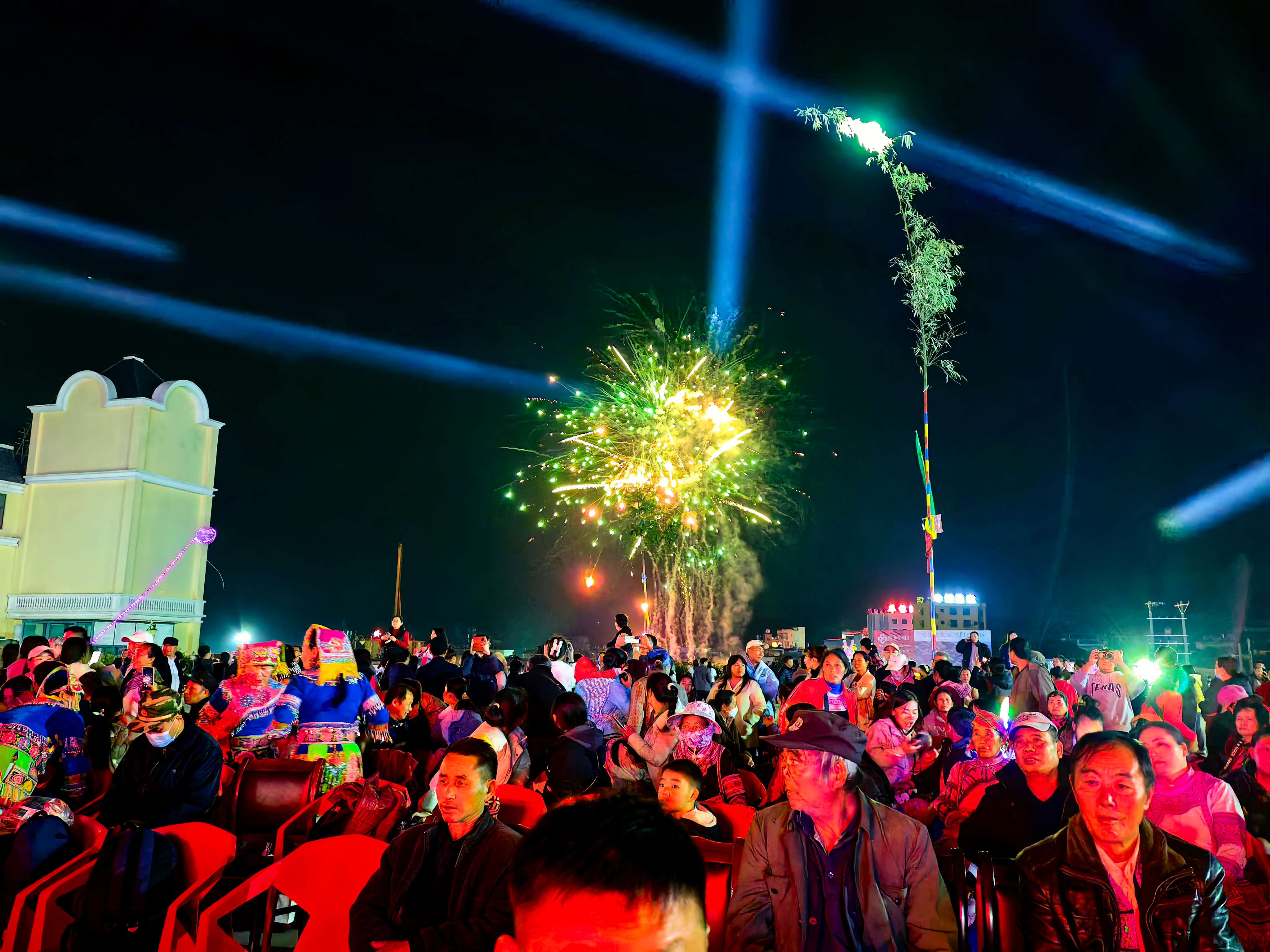 中老铁路上的“花山节”民俗活动乐翻八方游客 (6).jpg