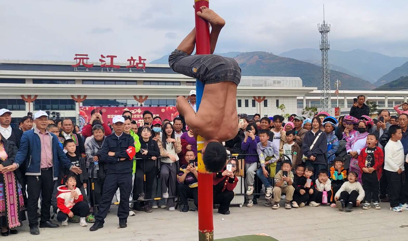 中老铁路上的“花山节”民俗活动乐翻八方游客 (3).jpg