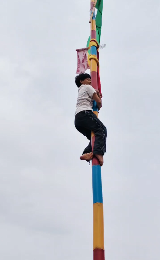 中老铁路上的“花山节”民俗活动乐翻八方游客 (5).jpg