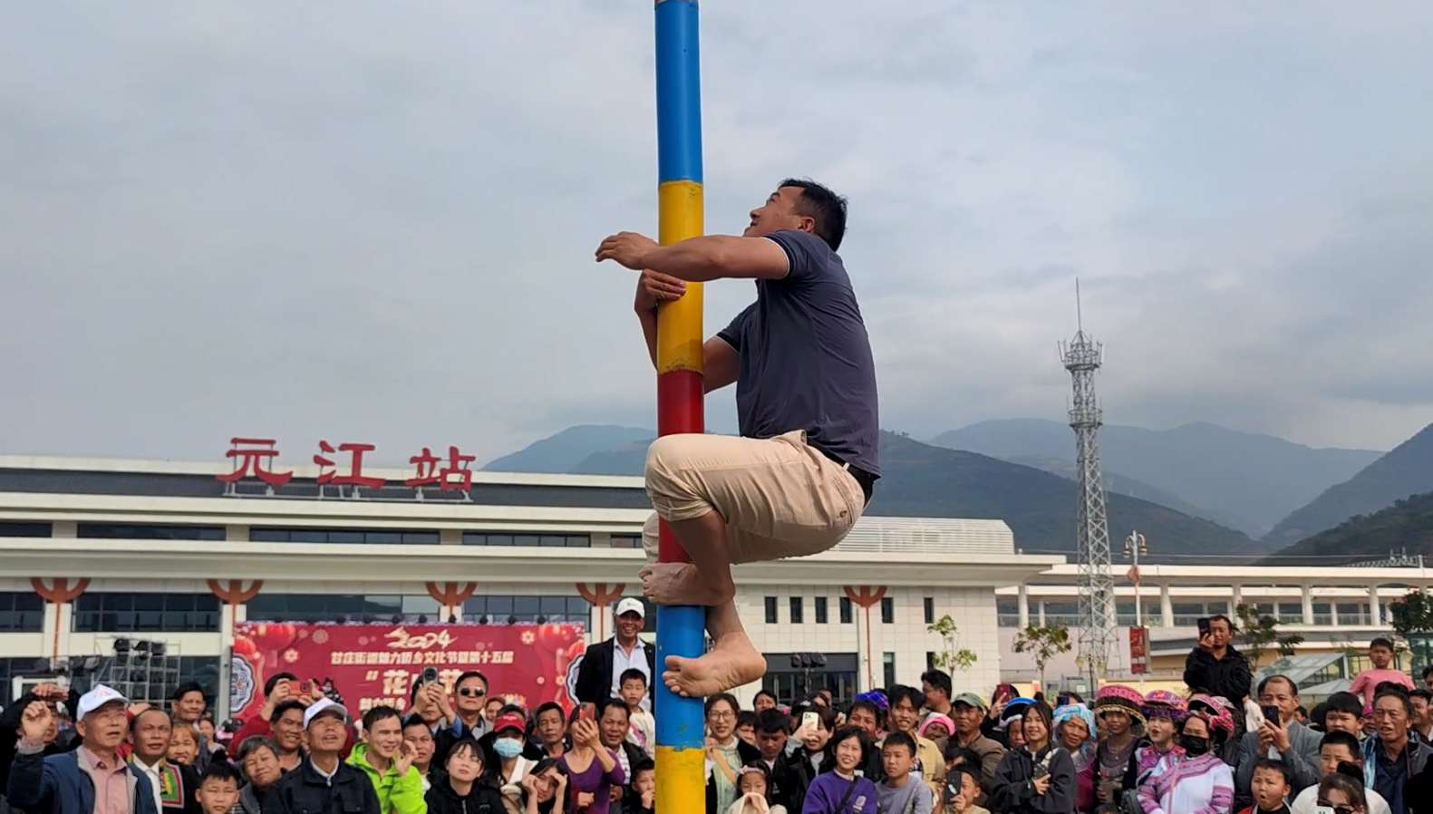 中老铁路上的“花山节”民俗活动乐翻八方游客 (4).jpg