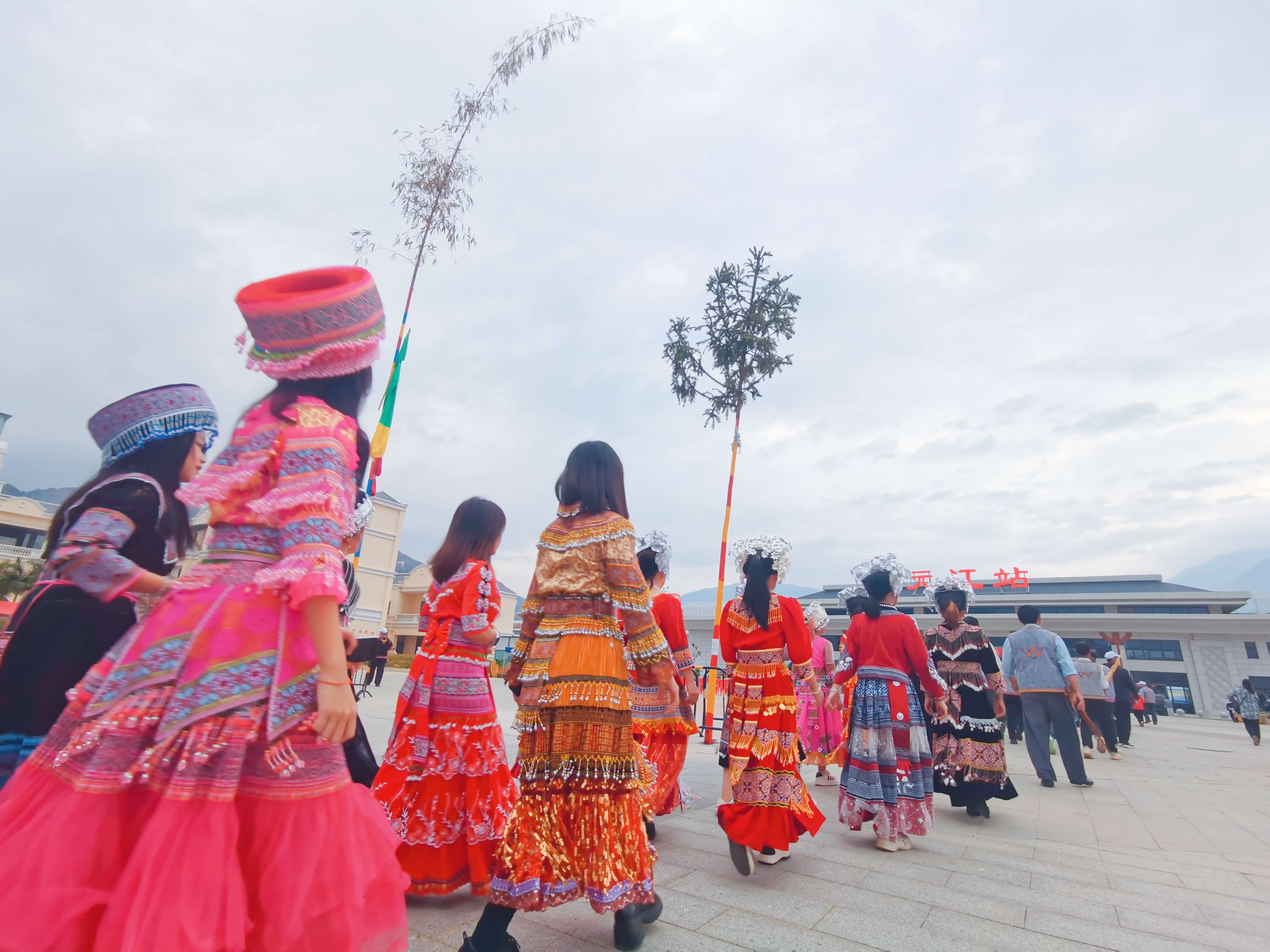 中老铁路上的“花山节”民俗活动乐翻八方游客 (9).jpg
