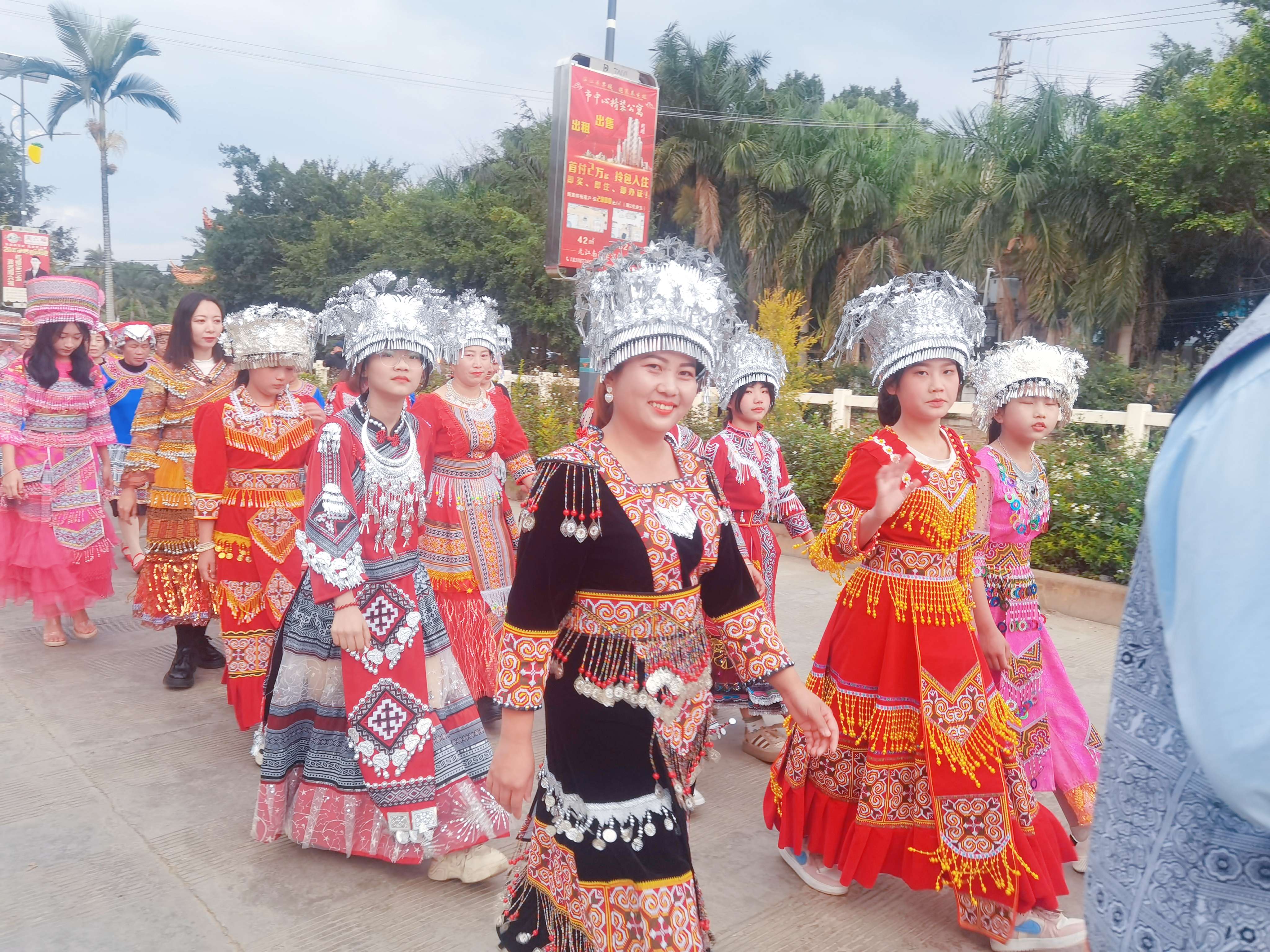 中老铁路上的“花山节”民俗活动乐翻八方游客 (1).jpg