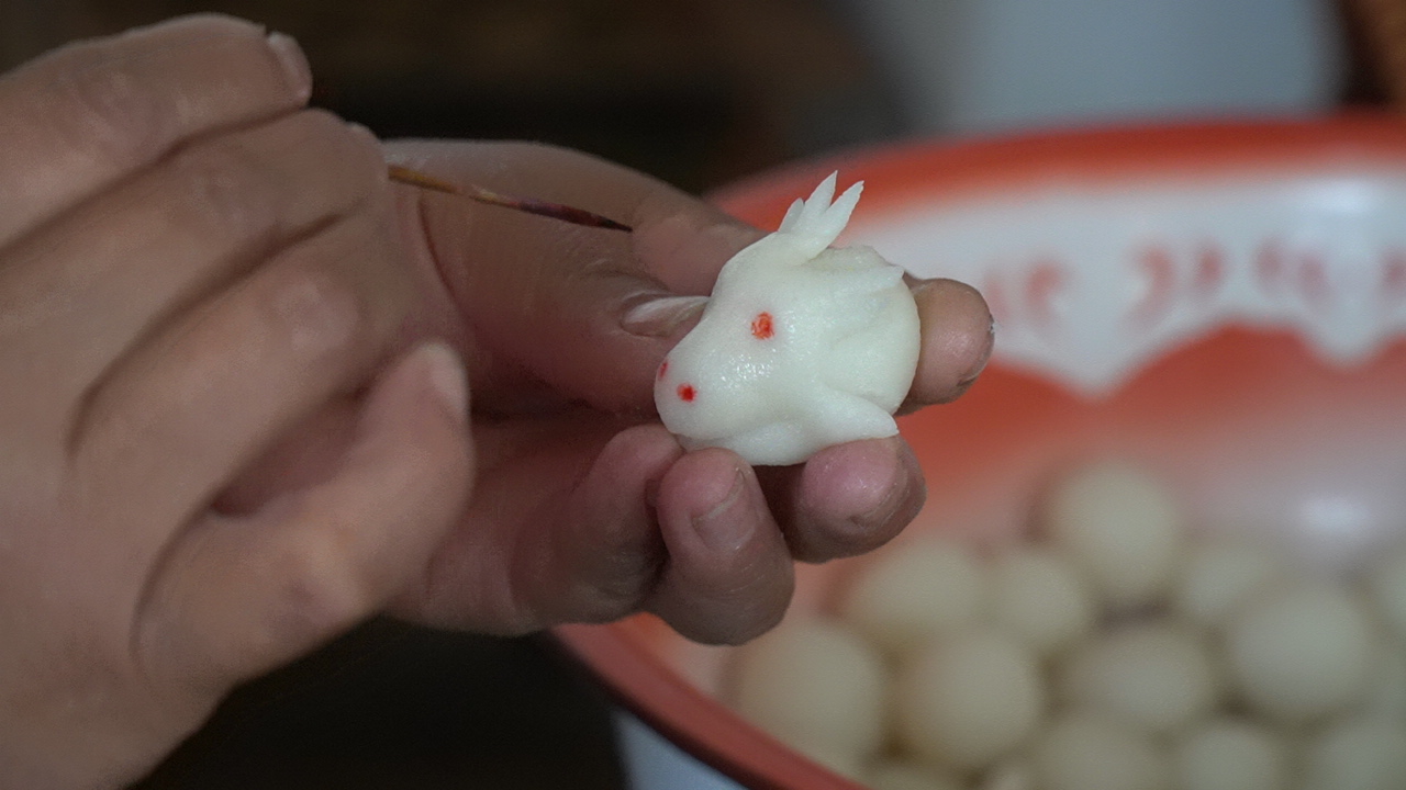 制作面塑汤圆（龙陵县融媒体中心供图）.JPG