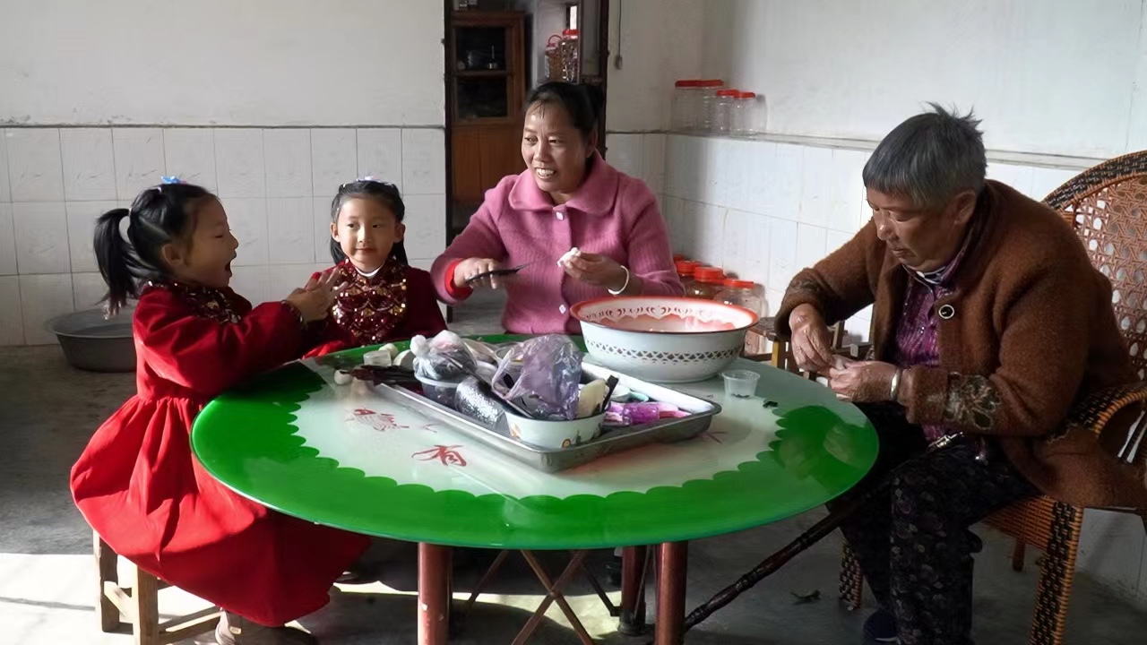 制作面塑汤圆（龙陵县融媒体中心供图） (2).jpg