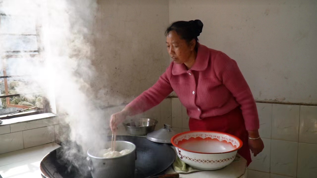 蒸米面（龙陵县融媒体中心供图）.jpg