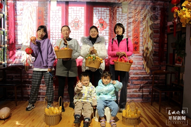  挂灯笼，送春联，拍全家福…保山龙陵“年味”越来越浓 崔敏 通讯员 徐静 张蓉 杨双蓉 杨治文 摄