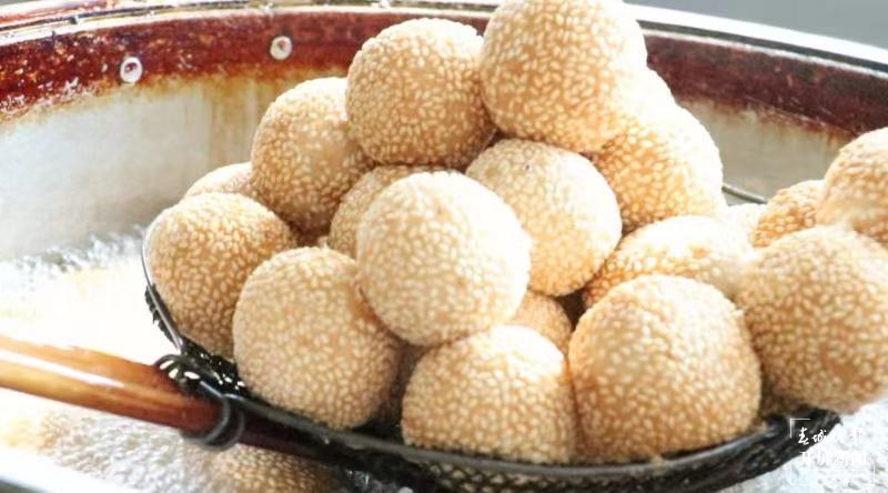 保山施甸油炸汤圆（春城晚报-开屏新闻记者 崔敏 通讯员 陆应仙 刘瑛丽 杨玲 廖力舒 摄）