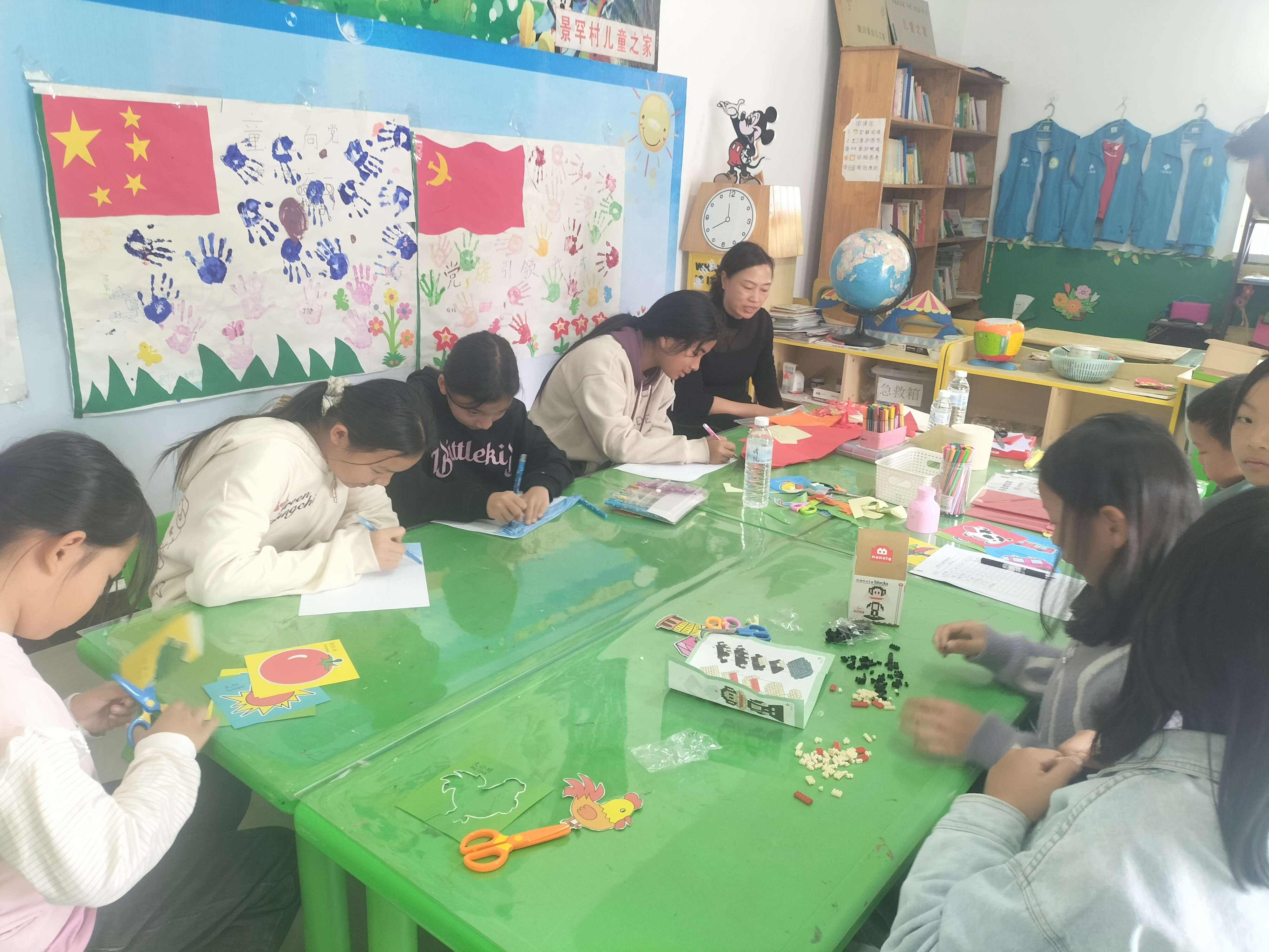 板小莲带领本村的儿童开展手工活动.jpg