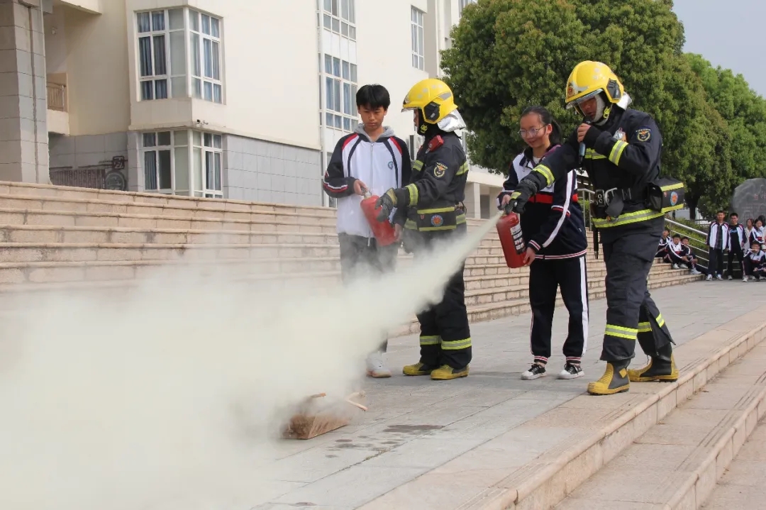 昆一中晋宁学校开展消防安全应急疏散演练