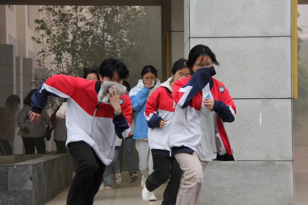 昆一中晋宁学校开展消防安全应急疏散演练
