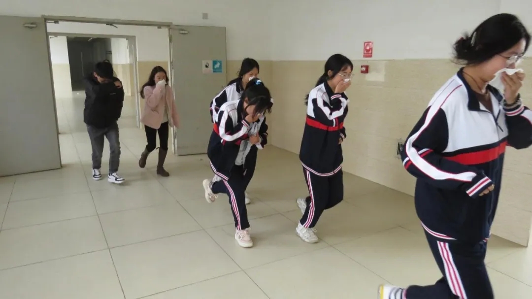 昆一中晋宁学校开展消防安全应急疏散演练