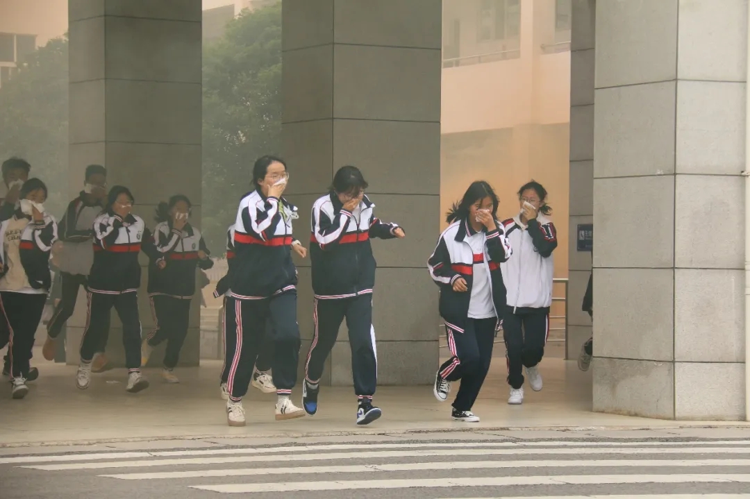 昆一中晋宁学校开展消防安全应急疏散演练