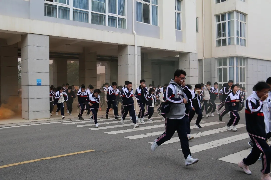 昆一中晋宁学校开展消防安全应急疏散演练