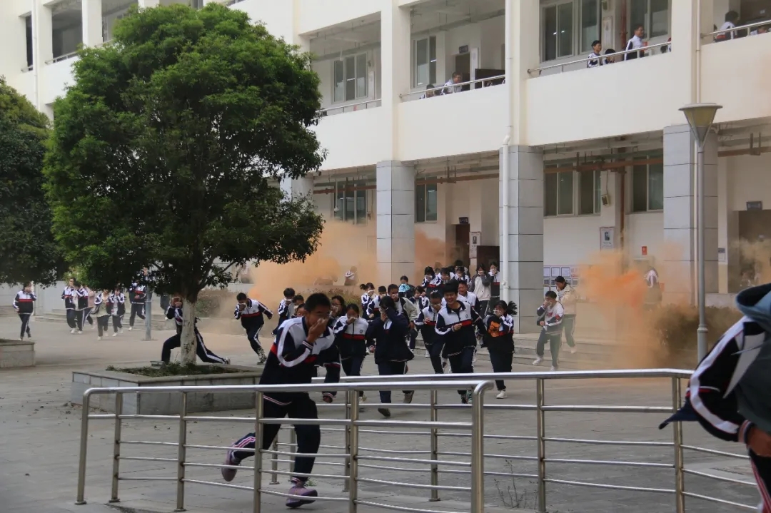 昆一中晋宁学校开展消防安全应急疏散演练