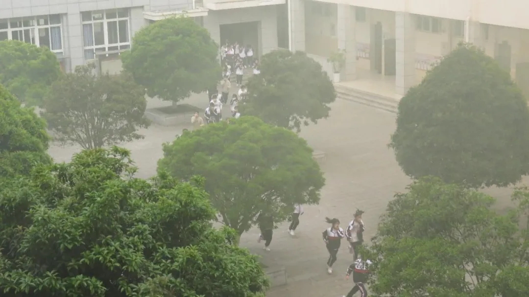 昆一中晋宁学校开展消防安全应急疏散演练