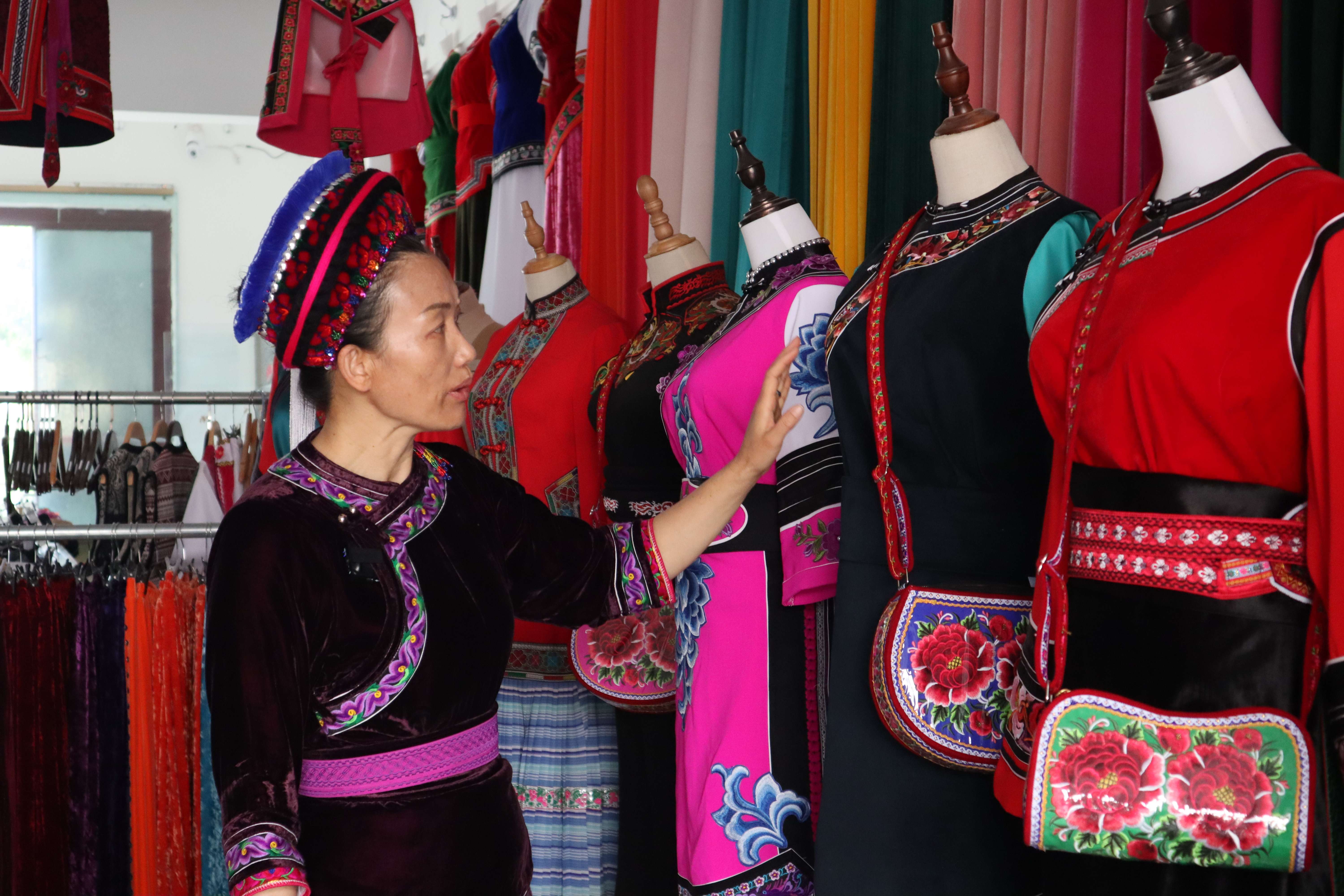 追风逐花 爱在大理 | 刘茂菲：“锦”上添“花” ，用白族刺绣服饰体现民族自信
