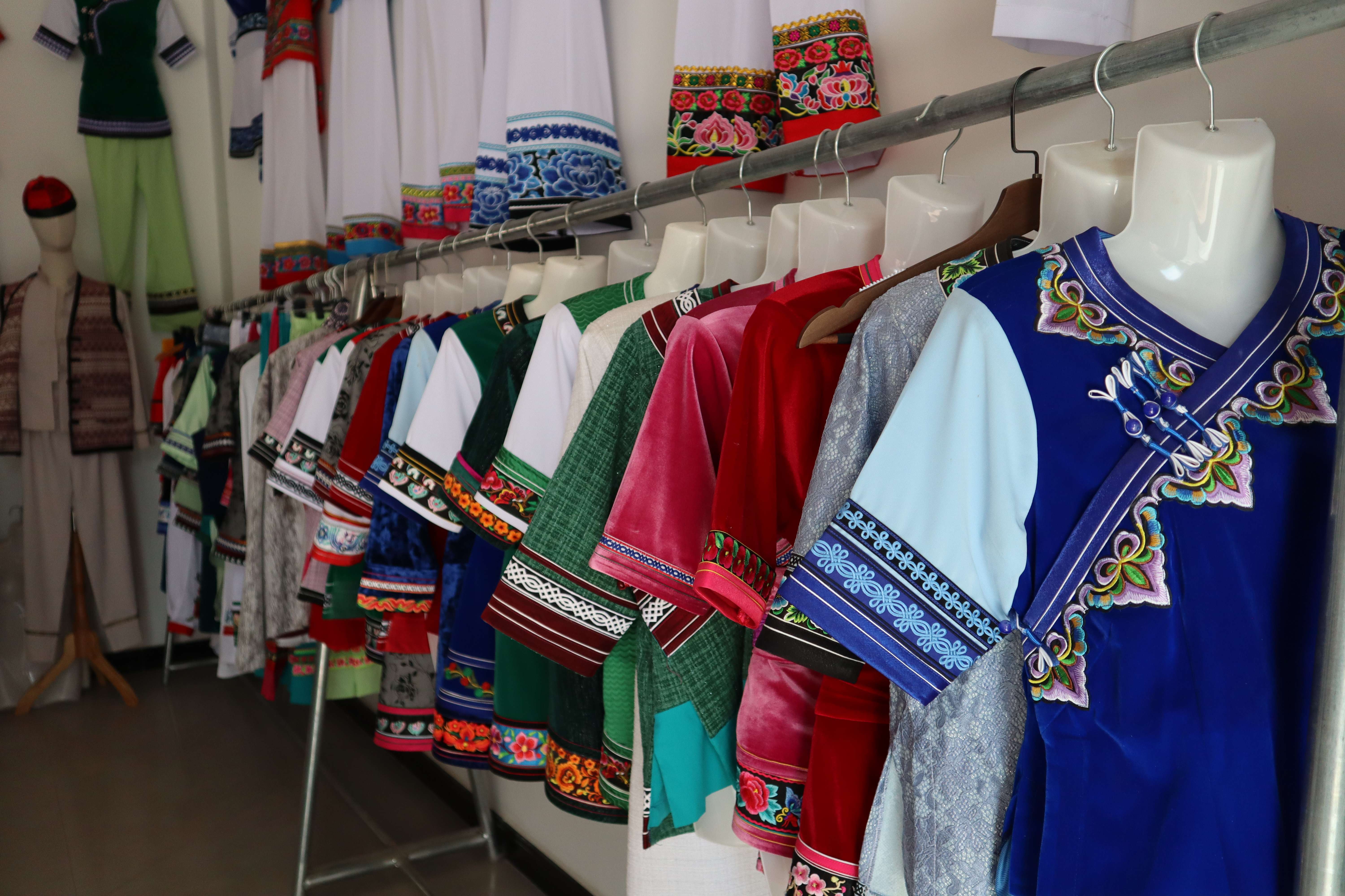 追风逐花 爱在大理 | 刘茂菲：“锦”上添“花” ，用白族刺绣服饰体现民族自信