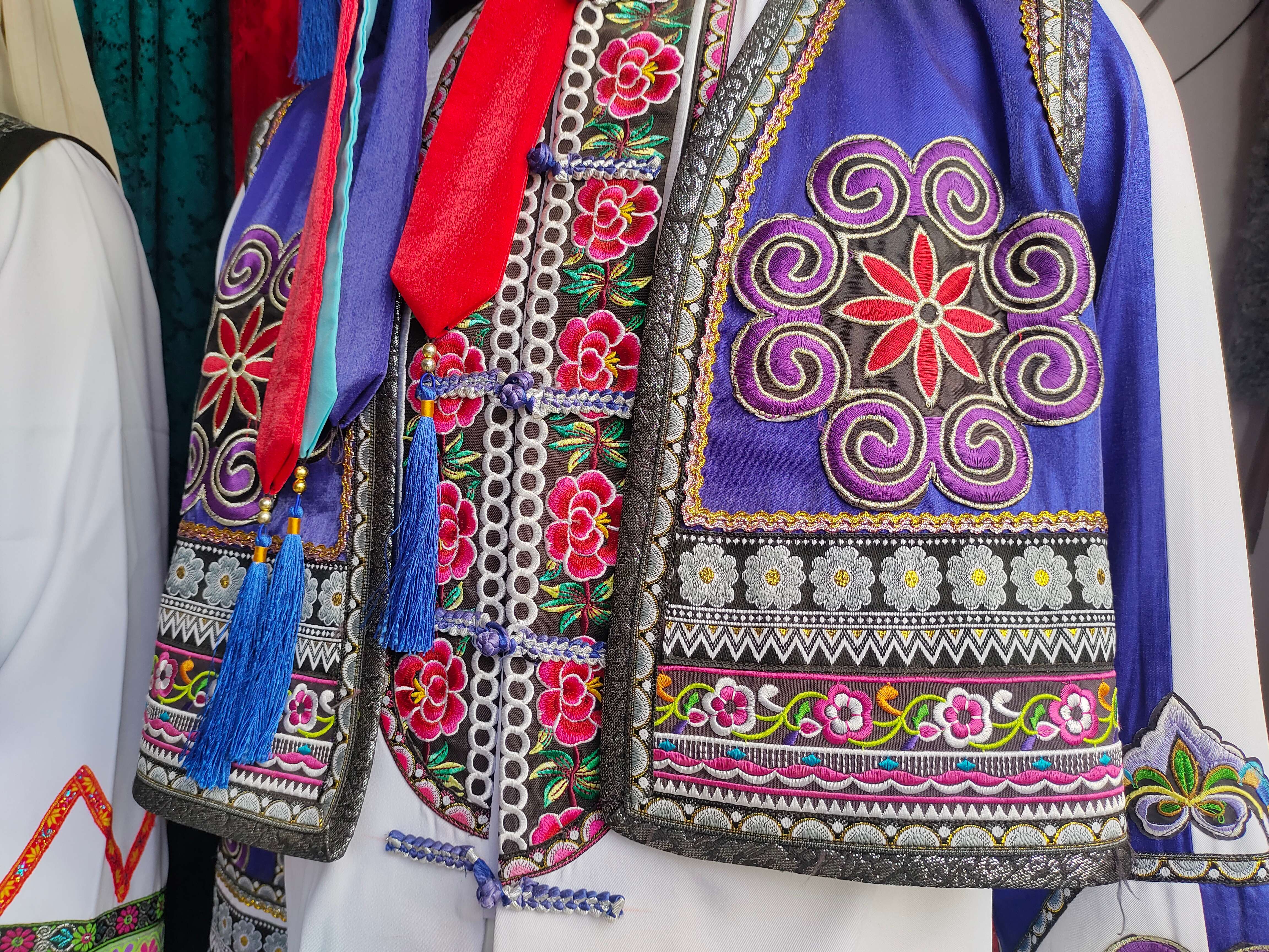 追风逐花 爱在大理 | 刘茂菲：“锦”上添“花” ，用白族刺绣服饰体现民族自信