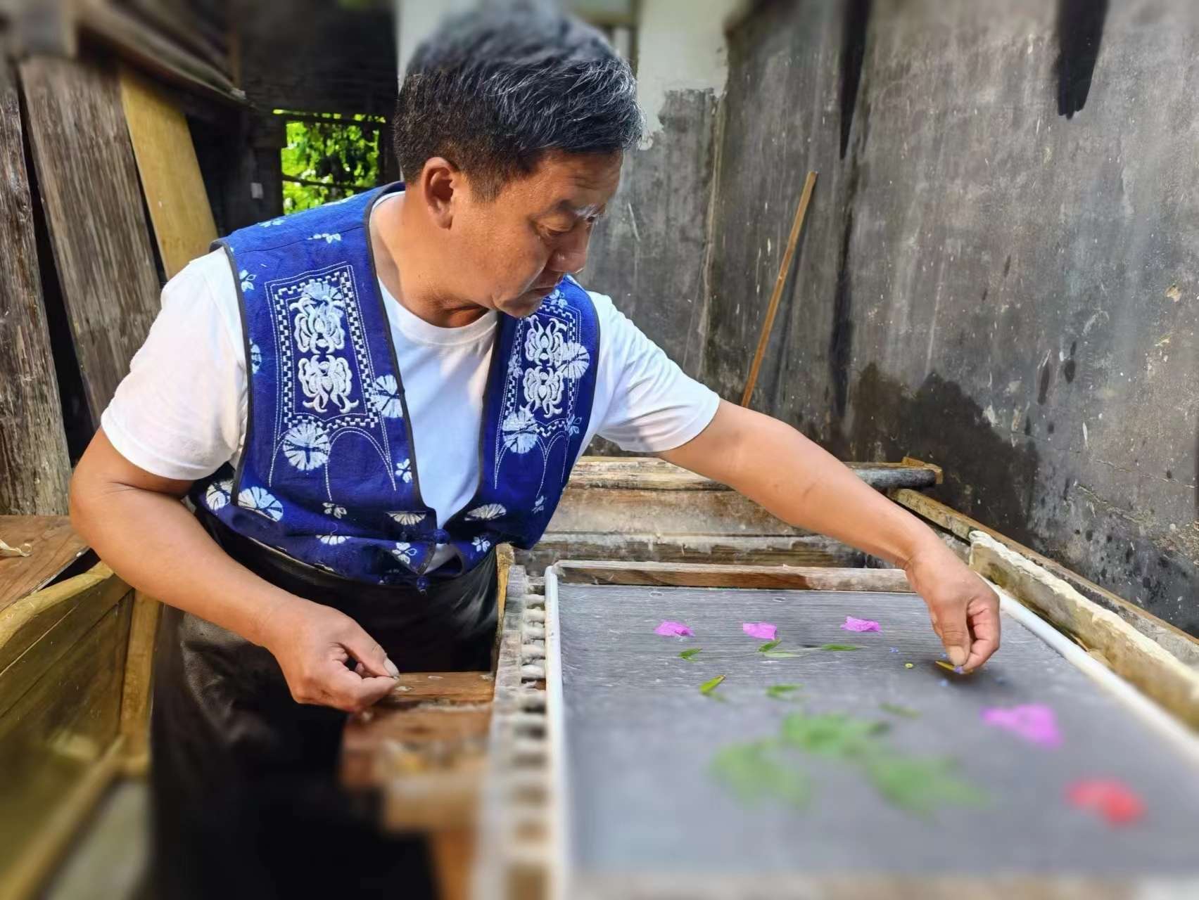 追风逐花 爱在大理 | 尹旺松和他的草花纸