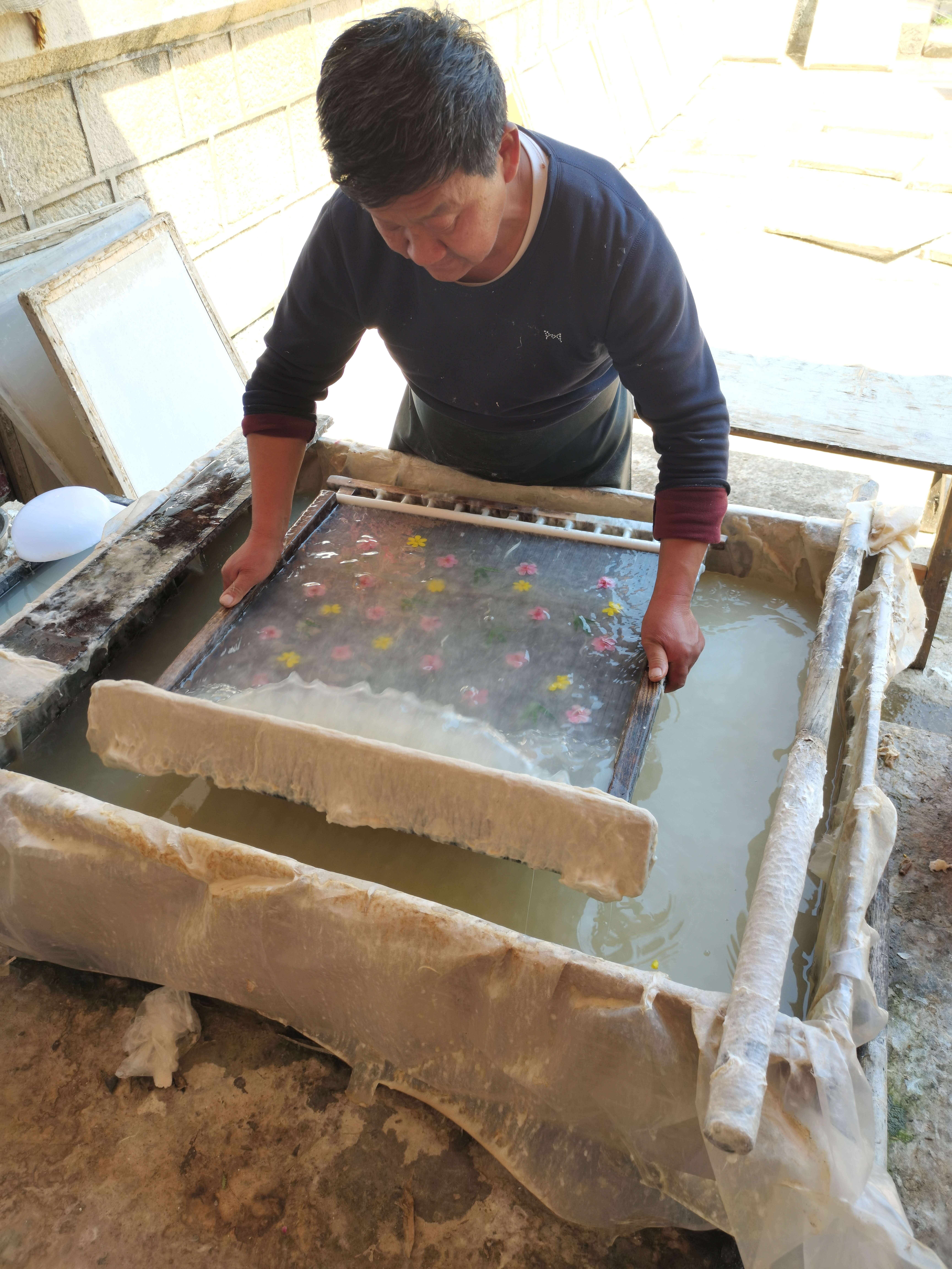 追风逐花 爱在大理 | 尹旺松和他的草花纸